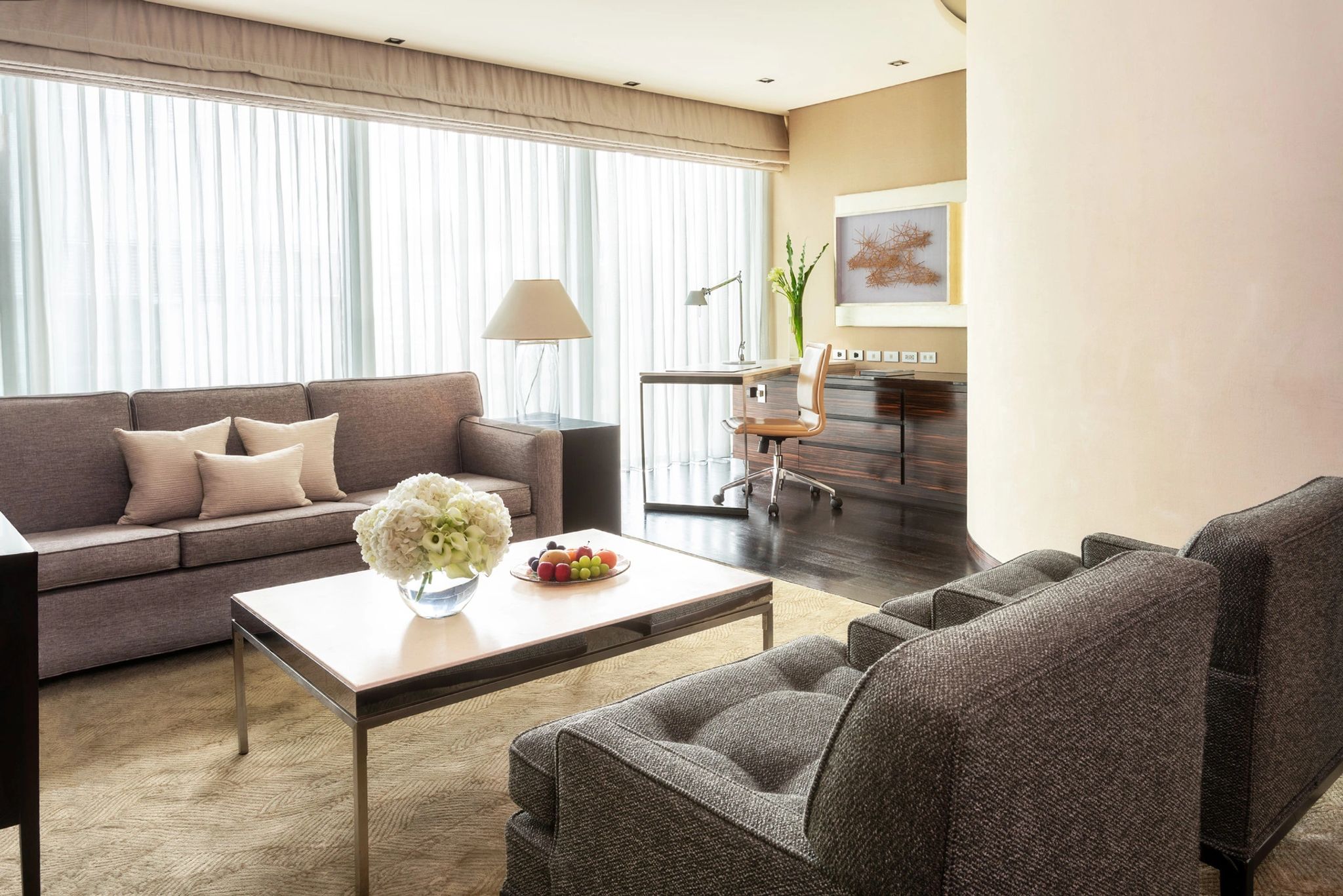 Deluxe One Bedroom Suite mesa de trabalho – area de estar - iluminaçao natural