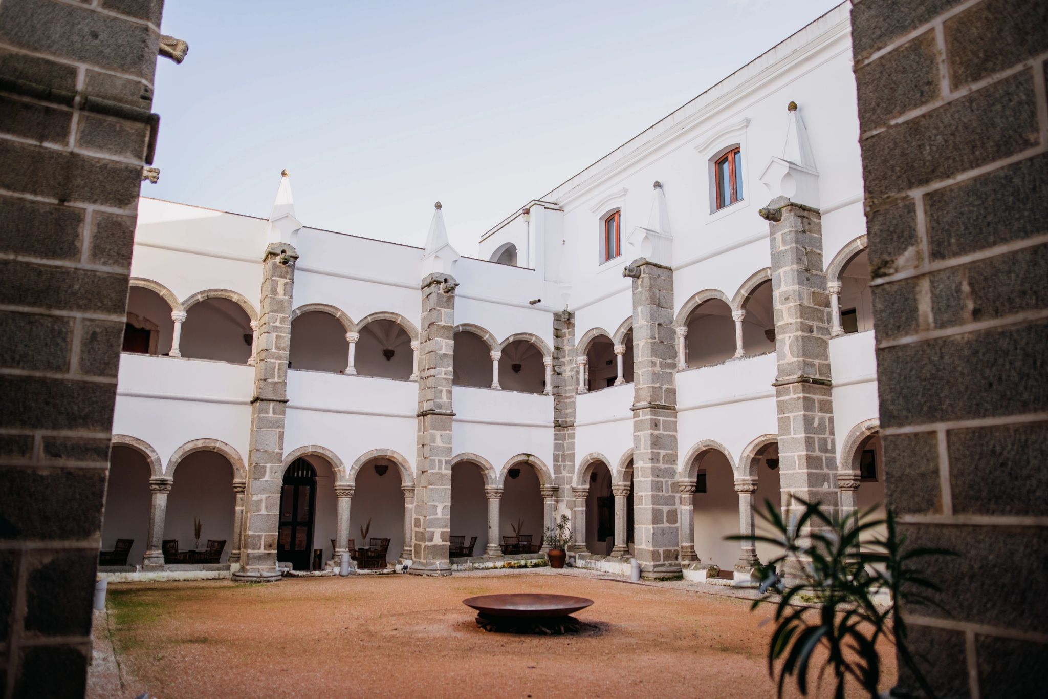Convento do Espinheiro corredores com arcos - jardim interno - paredes brancas de pedra