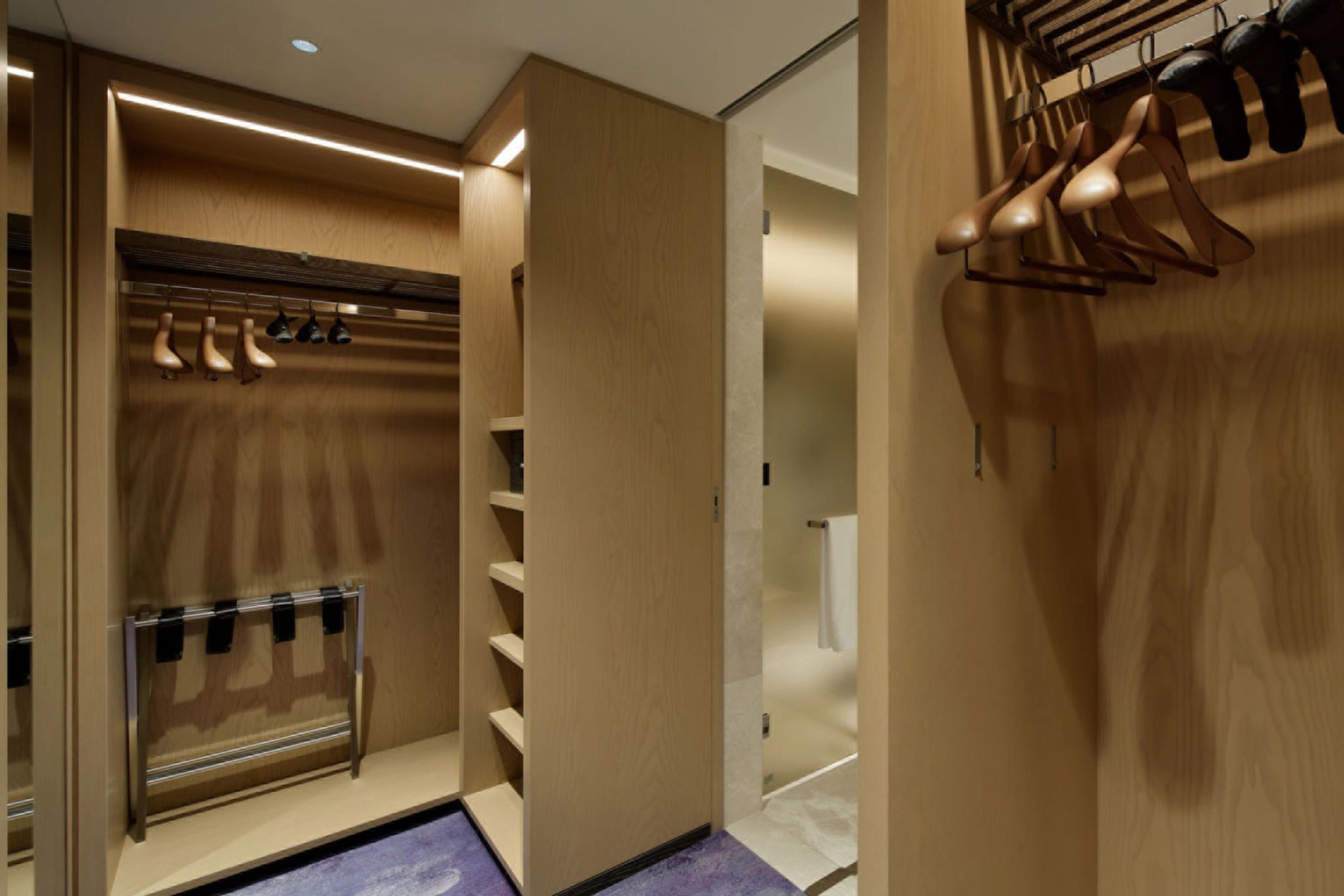 One Bedroom Residence King closet – guarda-roupa de luxo – suite