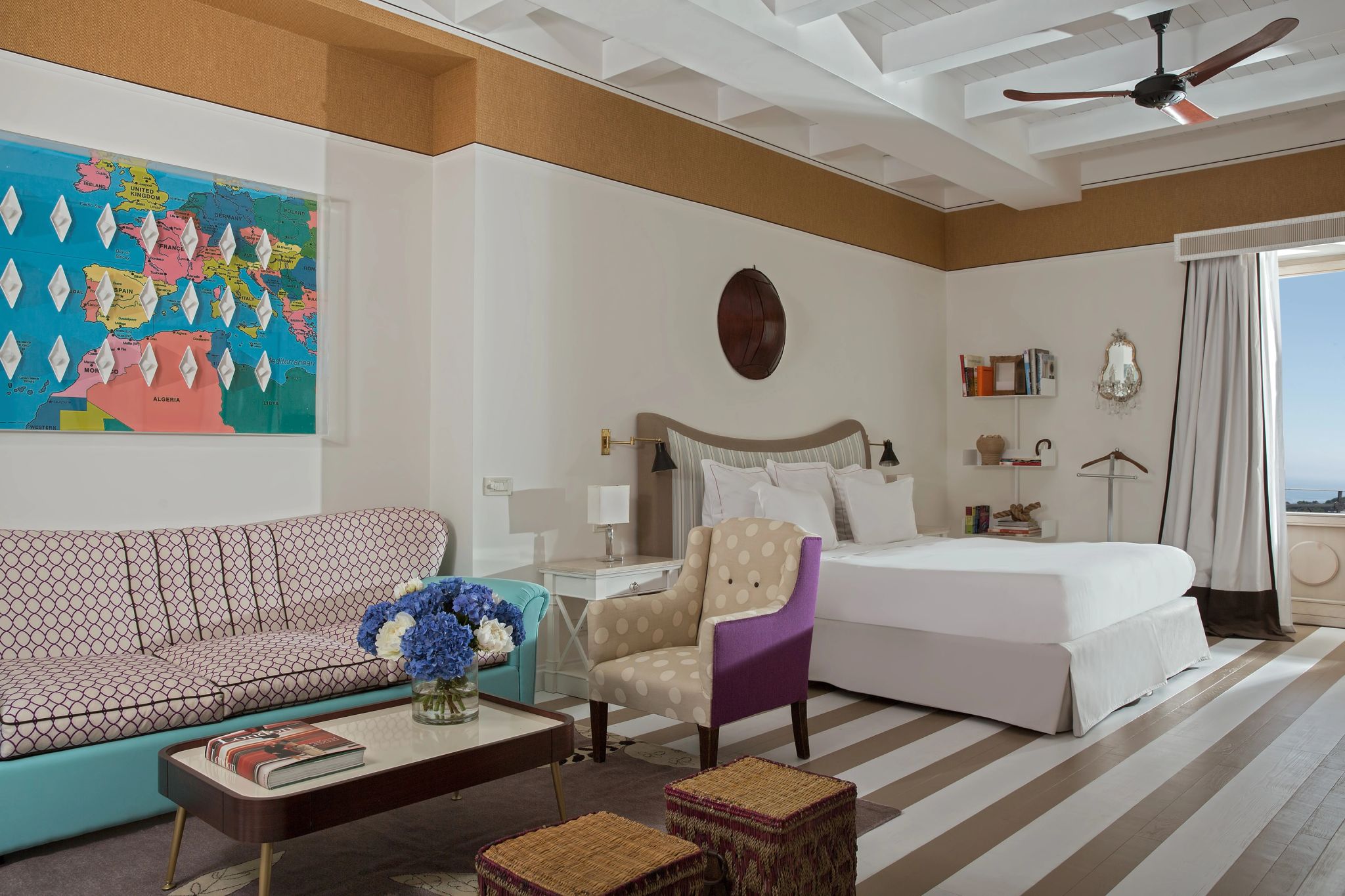 Studio Suite Sea View sala de estar – suite decorada – cama de casal