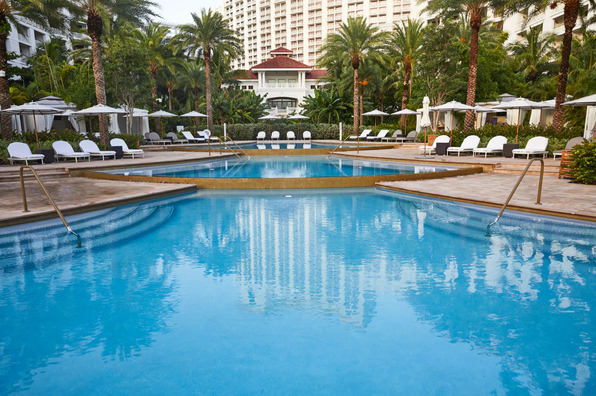 cabanas privativas – piscina externa – area externa hotel - hotel com piscina - piscina