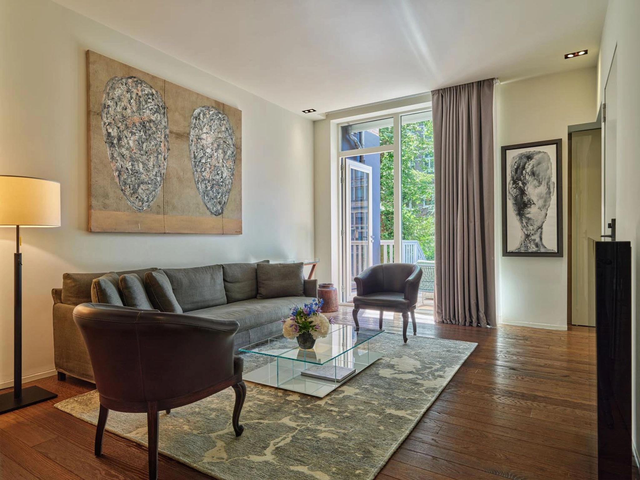 sala classica - sofa confortavel - sala de estar - suite ampla - suite com varanda