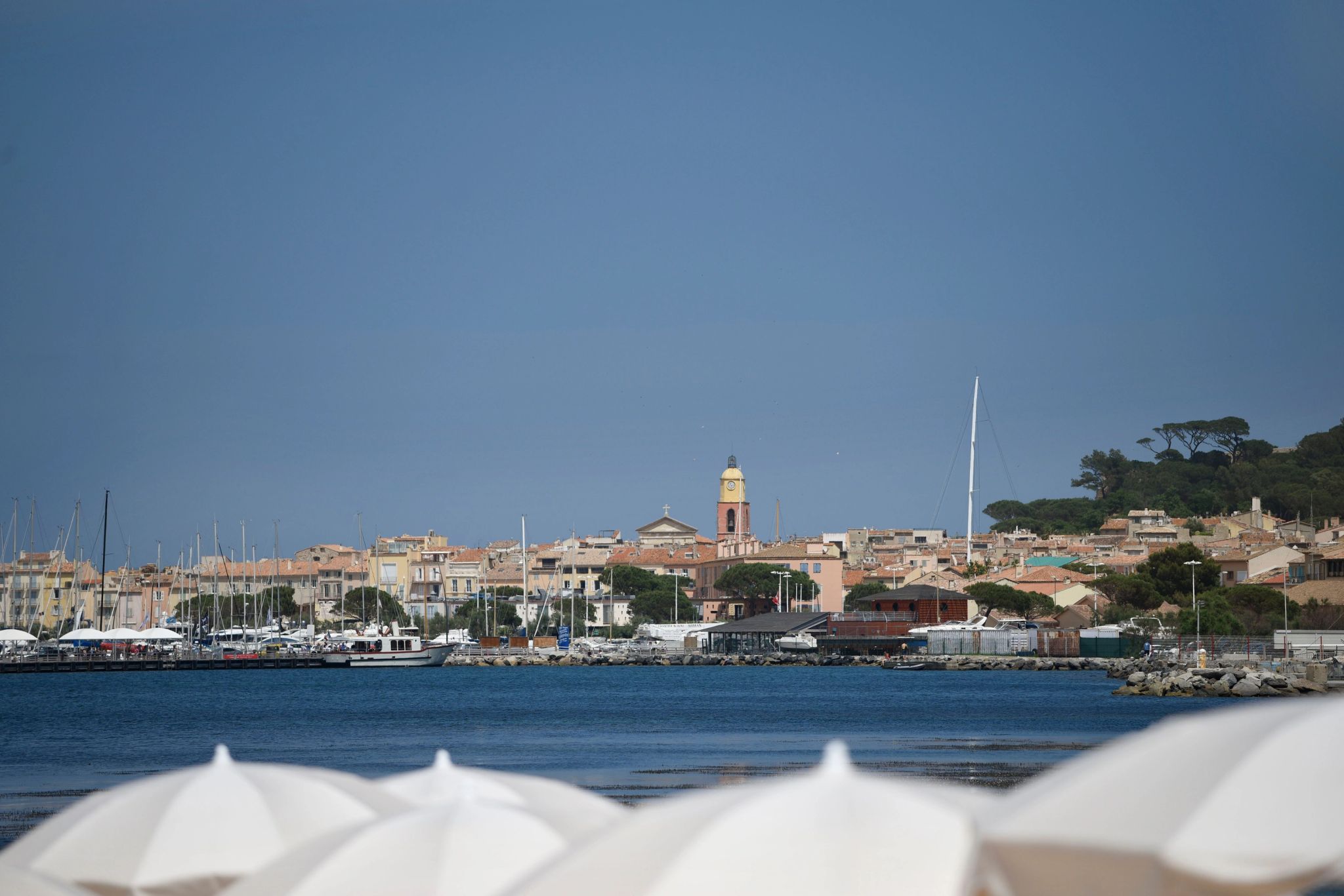 cidade de st tropez – mar em st tropez – paisagem st tropez 