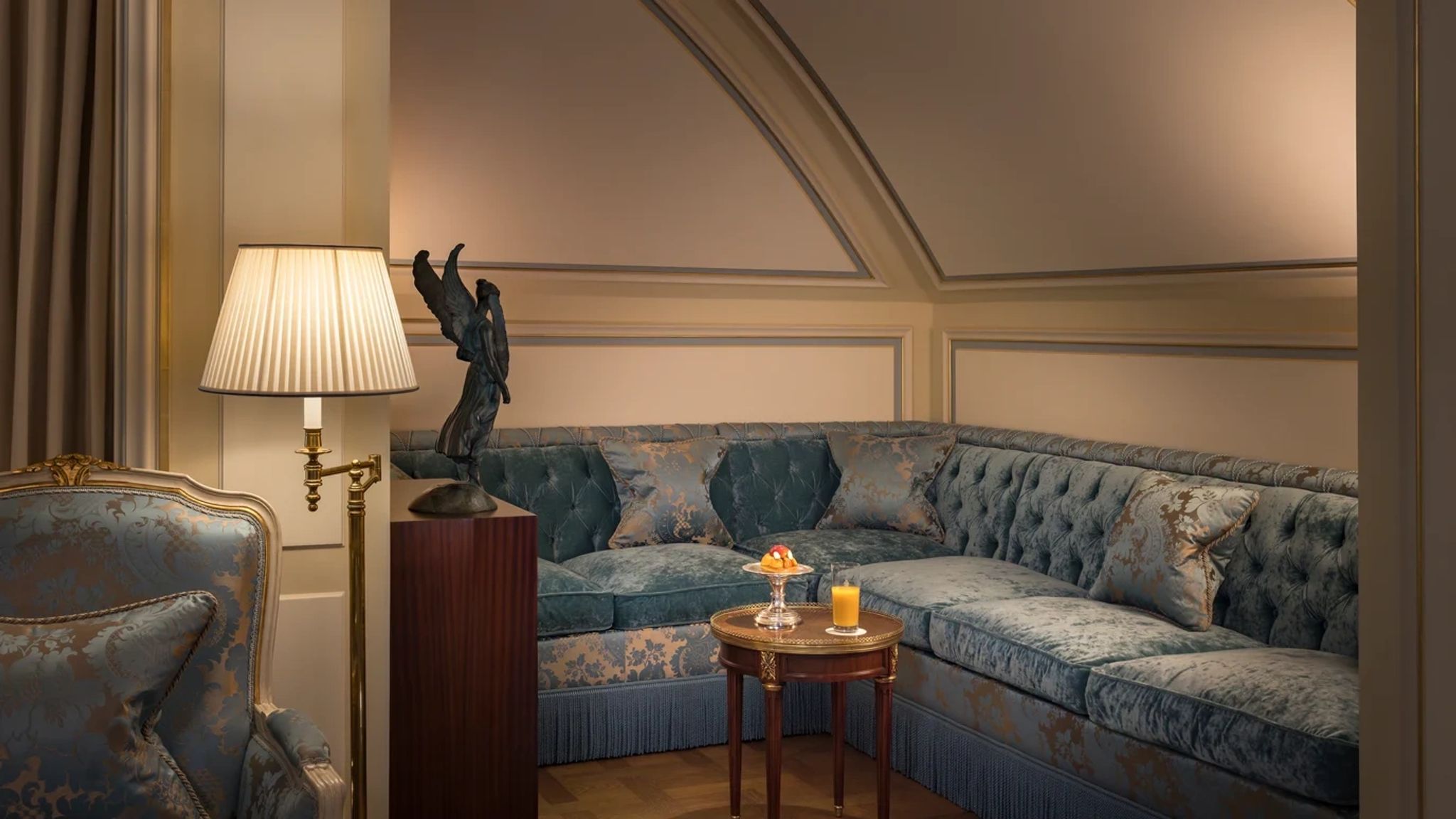 Suite Mansart decoracao classica - design gotico - bella epoque