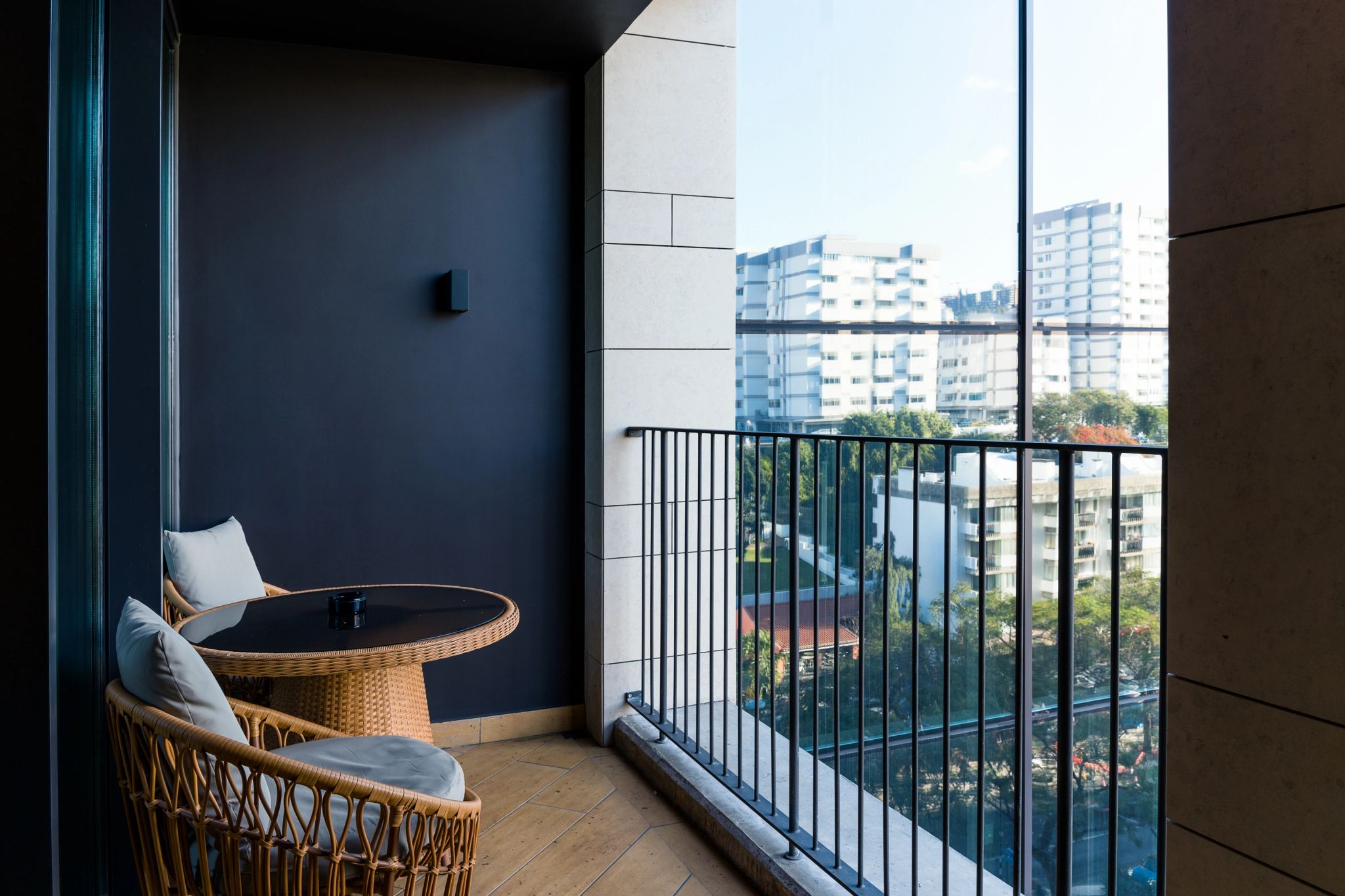 Avenue varanda com cadeiras em quarto de hotel boutique em portugal