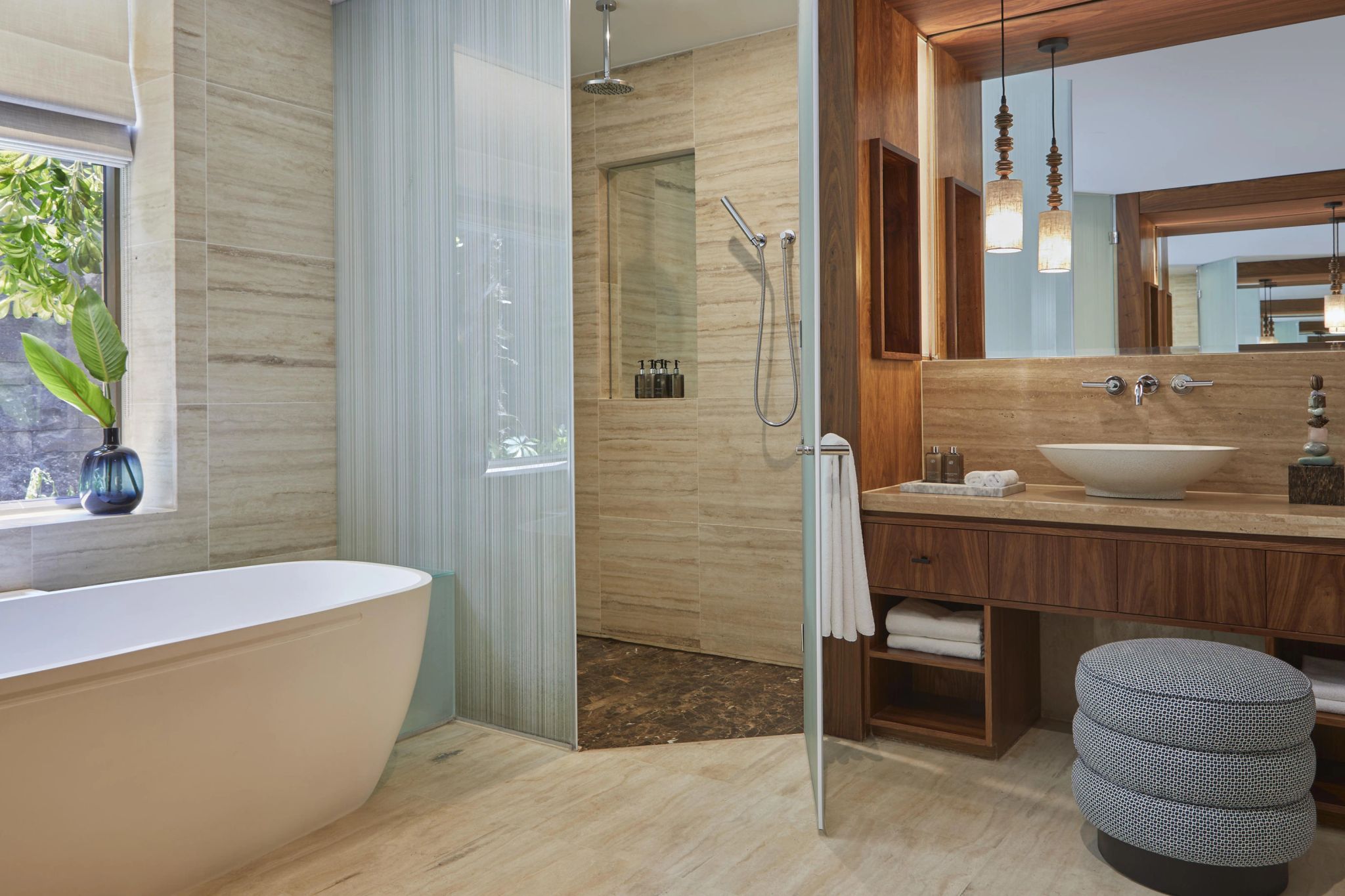 banheira de imersao - chuveiro alta pressao - banheiro de luxo - banheiro amplo