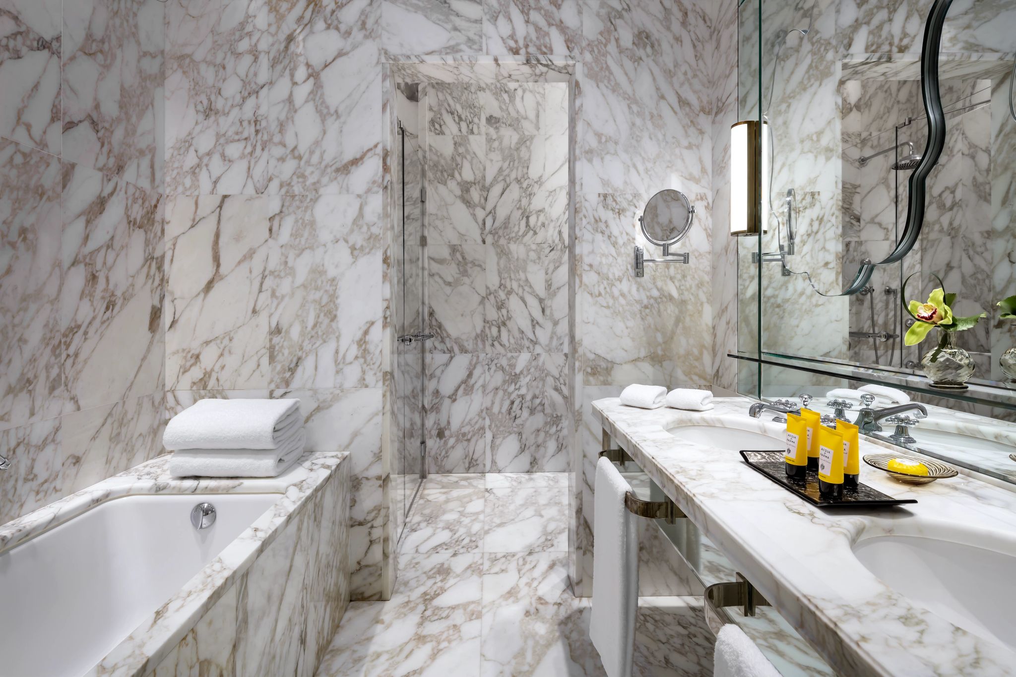 Giglio Prestige  decoracao veneziana - banheiro de marmore - banheira relaxante