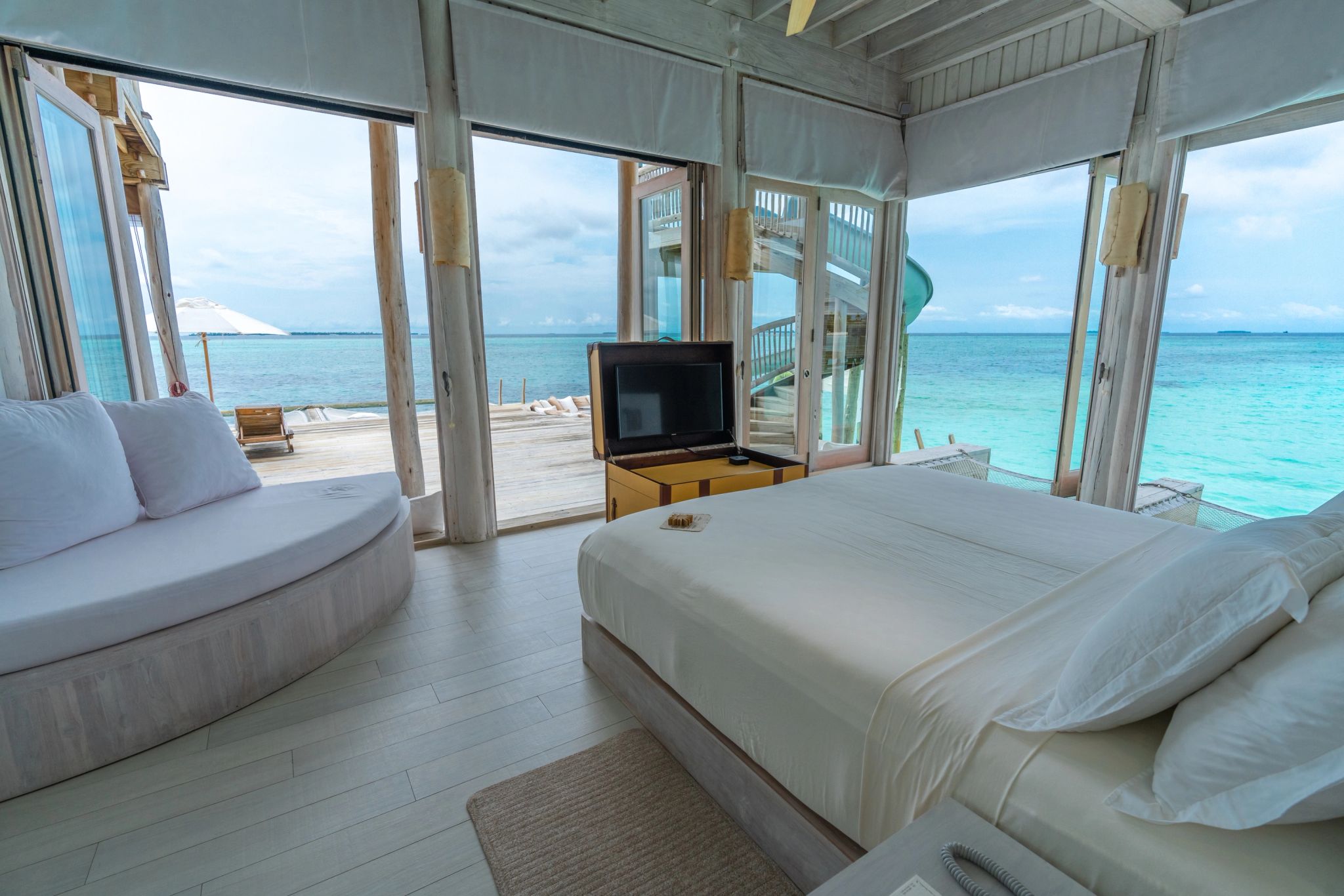 Five Bedroom Water Retreat Slide quarto com tv - quarto frente mar - quarto beira mar