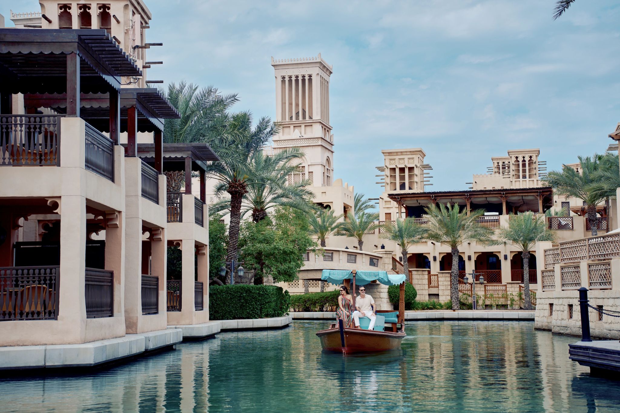 casal nos canais do resort – dubai – vista da vila