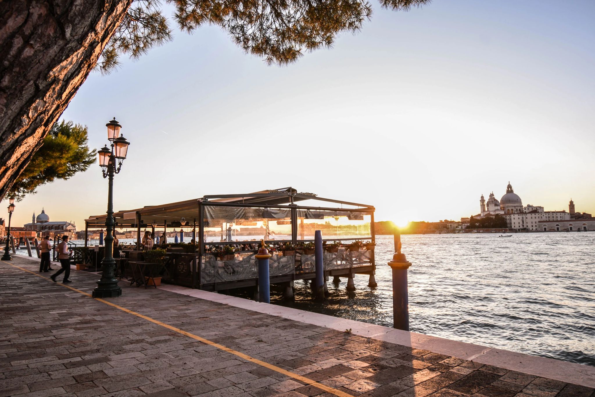 restaurante beira mar - lagoa de veneza - refeiçao ao ar livre