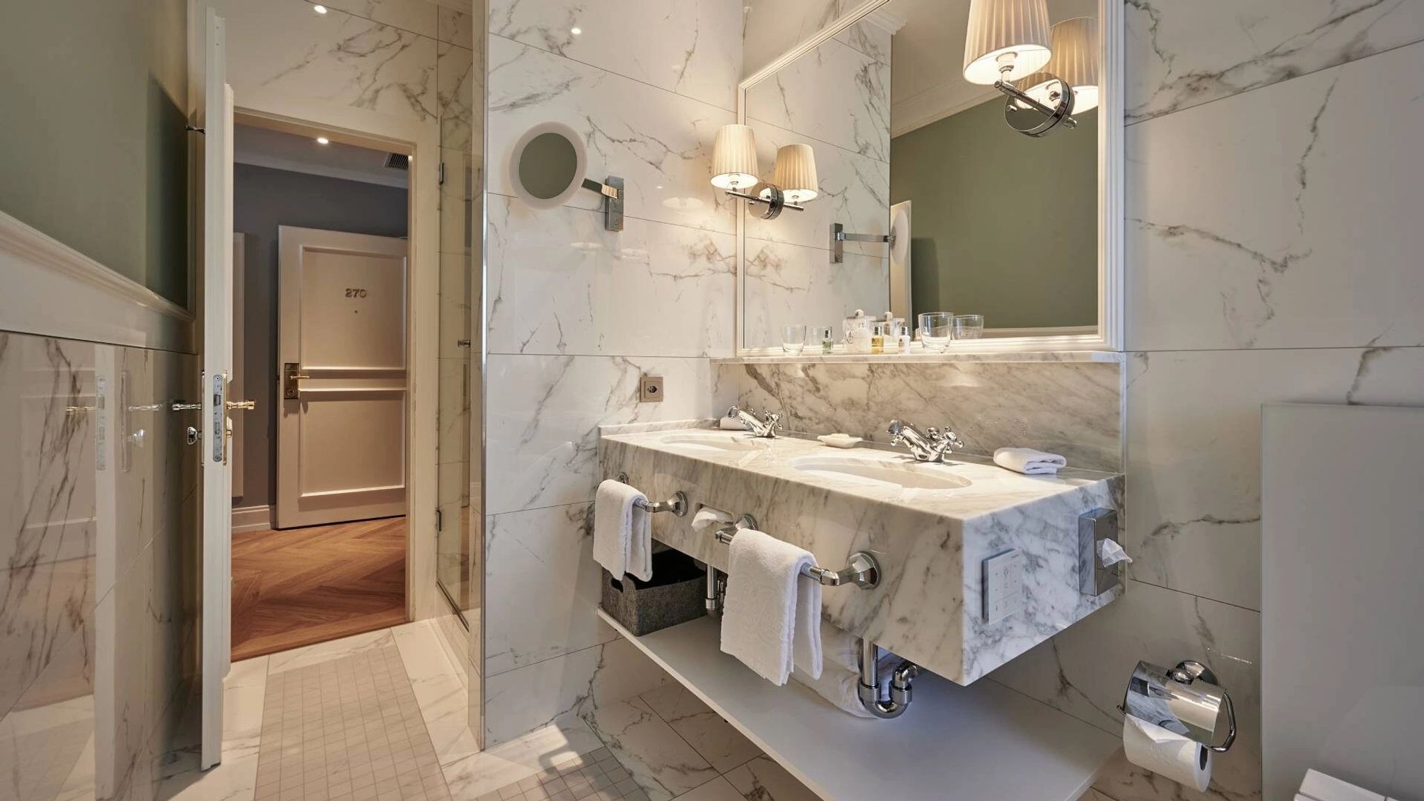 Deluxe Junior Suite banheiro de luxo – banheiro de marmore – banheiro amplo