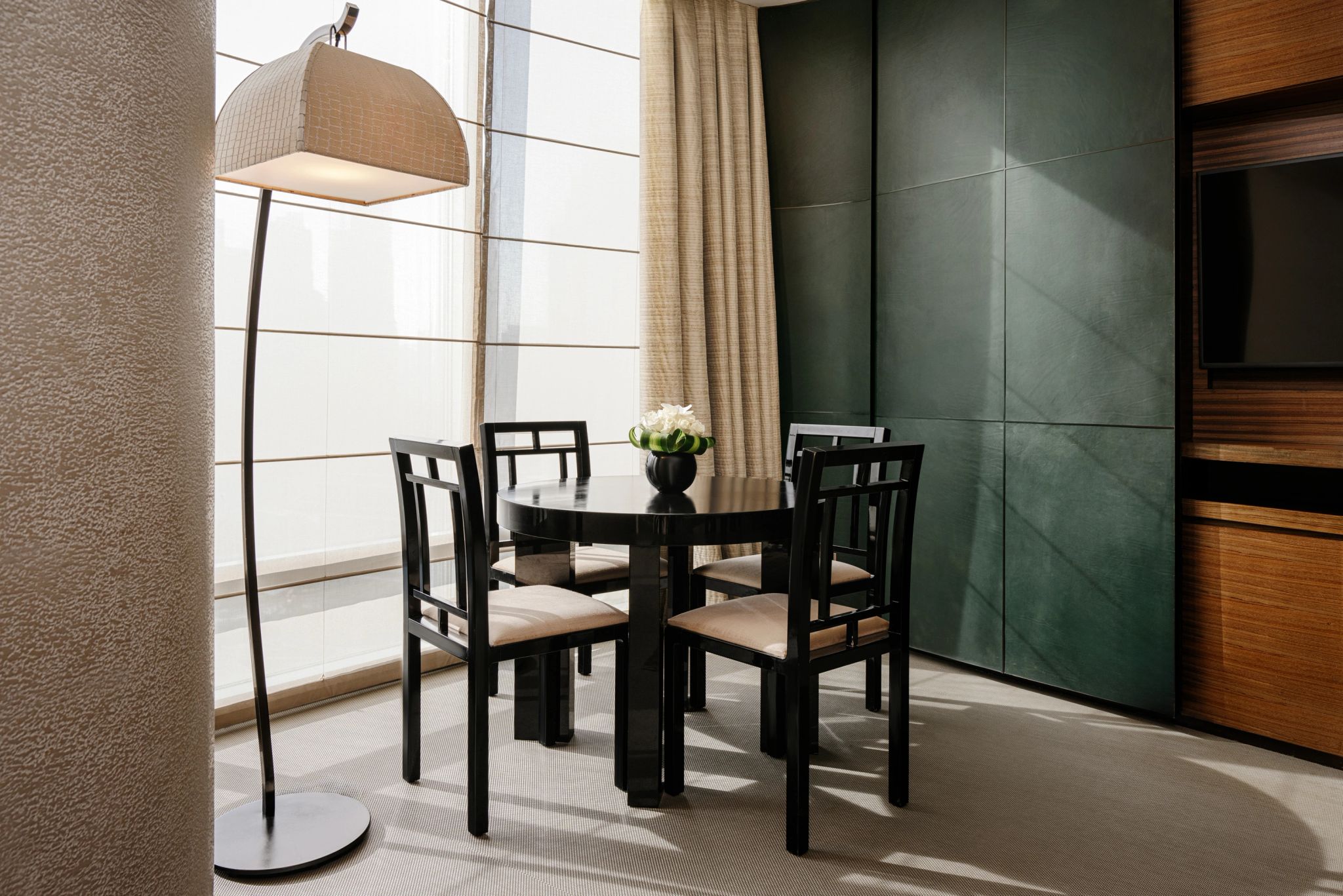 Armani Premiere Suite suite grande – mesa – jantar no hotel