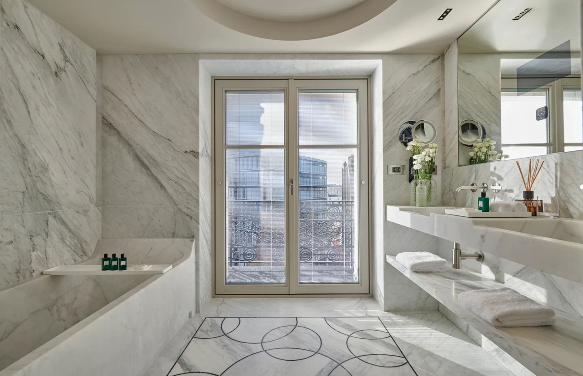 Suite Parisienne Isabelle Huppert banheiro em marmore - banheira de imersao - suite com banheira