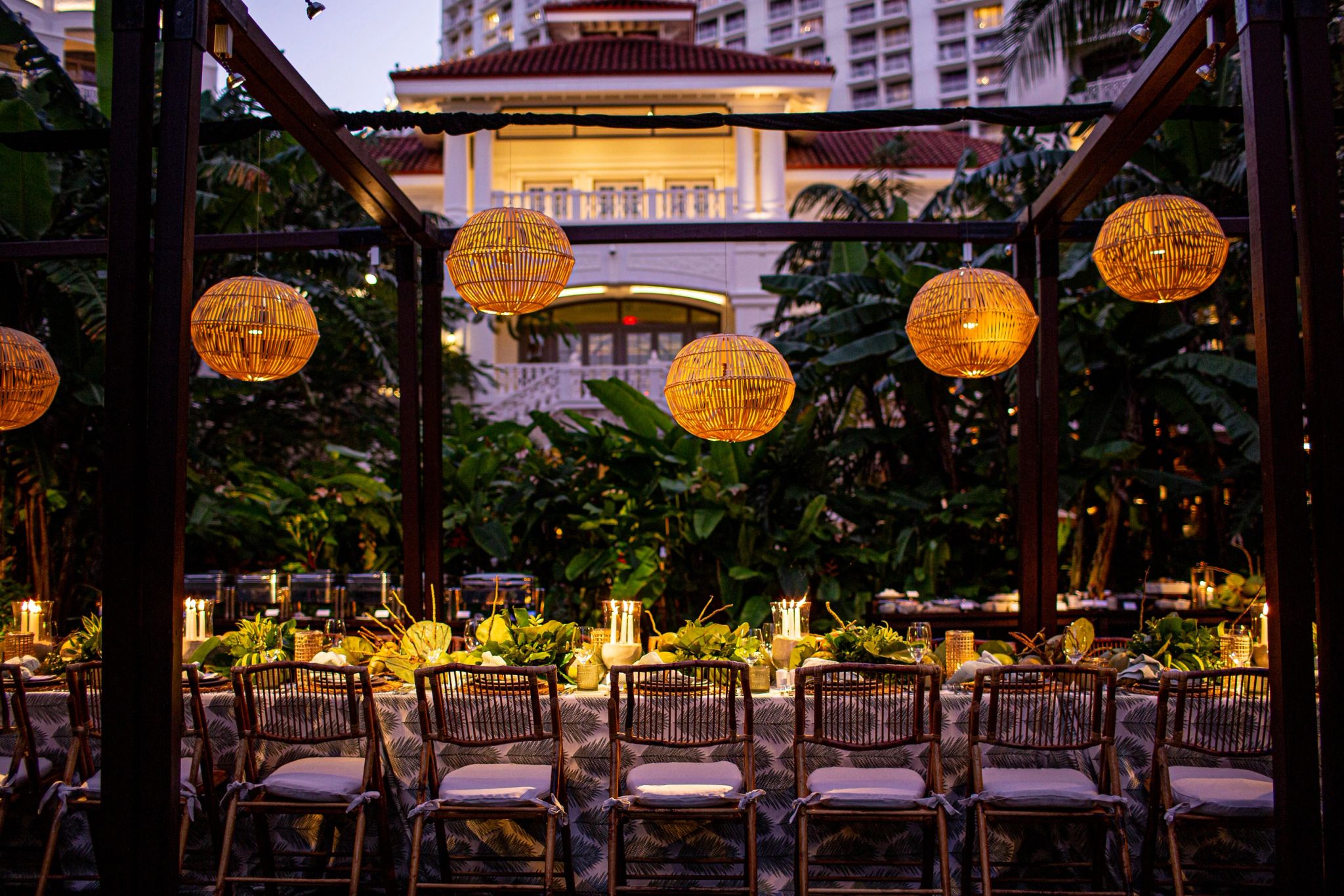 jantar ao ar livre – mesa de jantar decorada – decoraçao tropical - jantar em familia