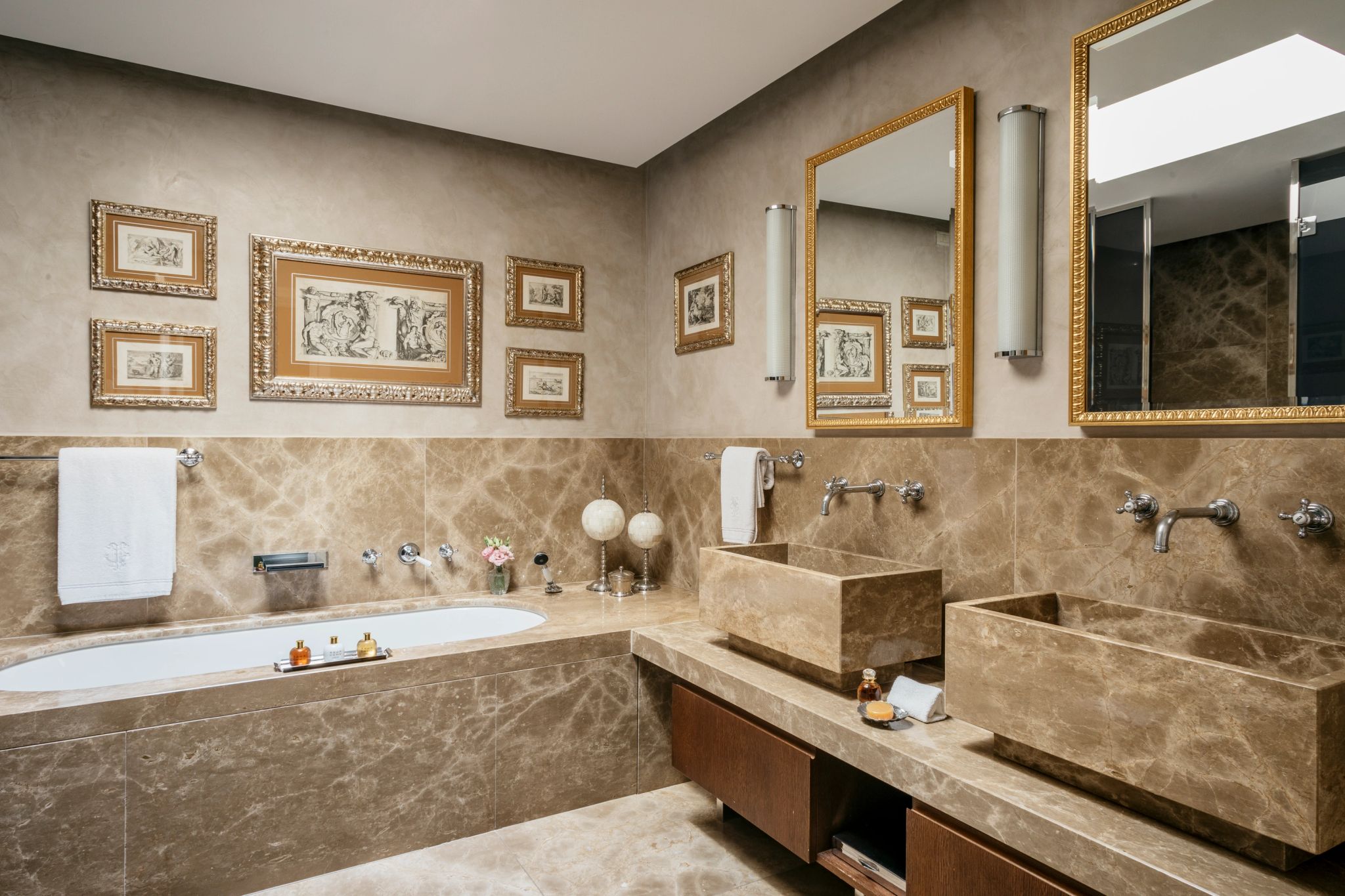 Rooftop Grand Suite banheiro em marmore – banheira de luxo - banho premium