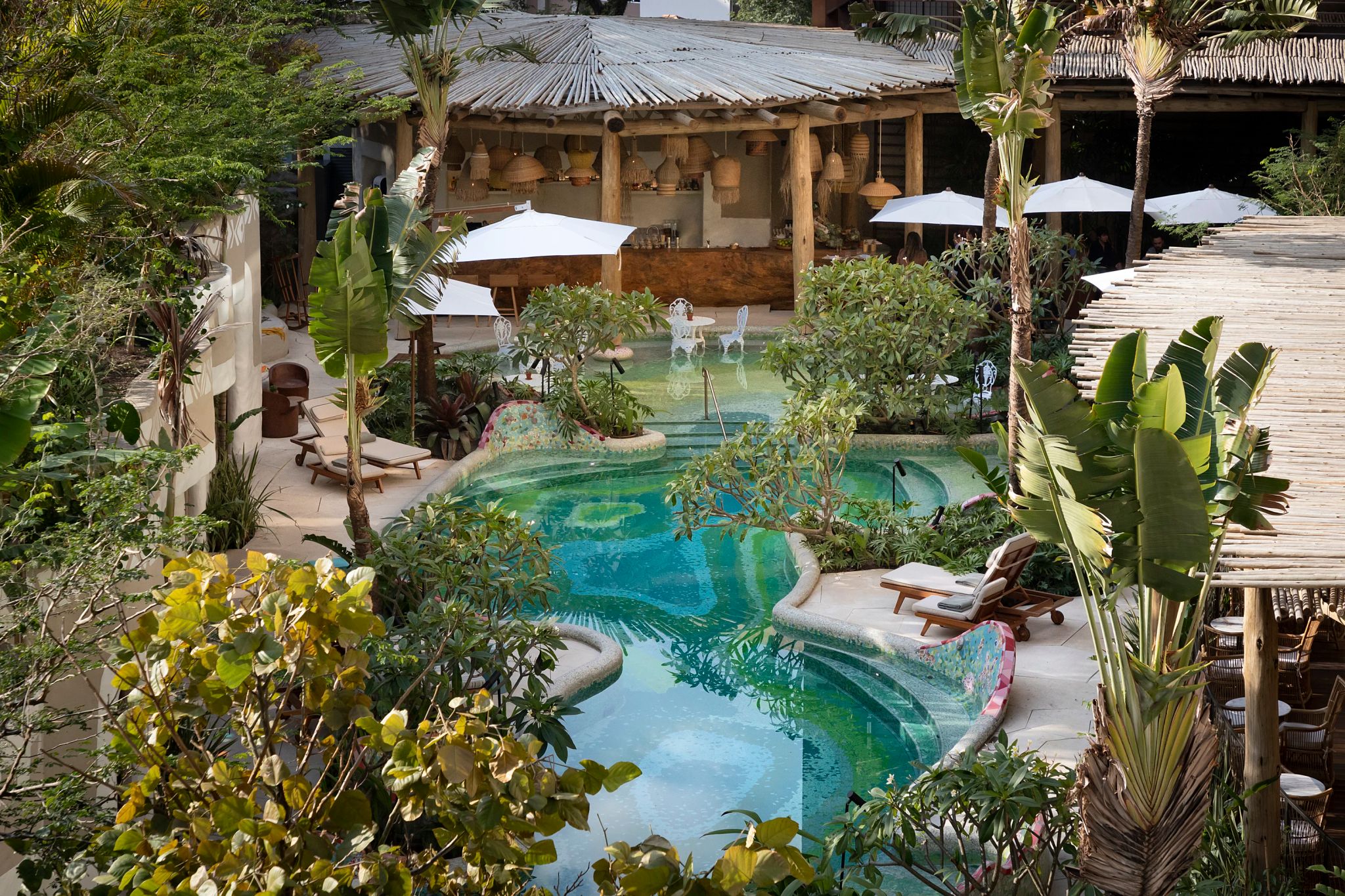 piscina do hotel rosewood em sao paulo - piscina com jardim piscina do hotel rosewood em sao paulo - piscina com jardim