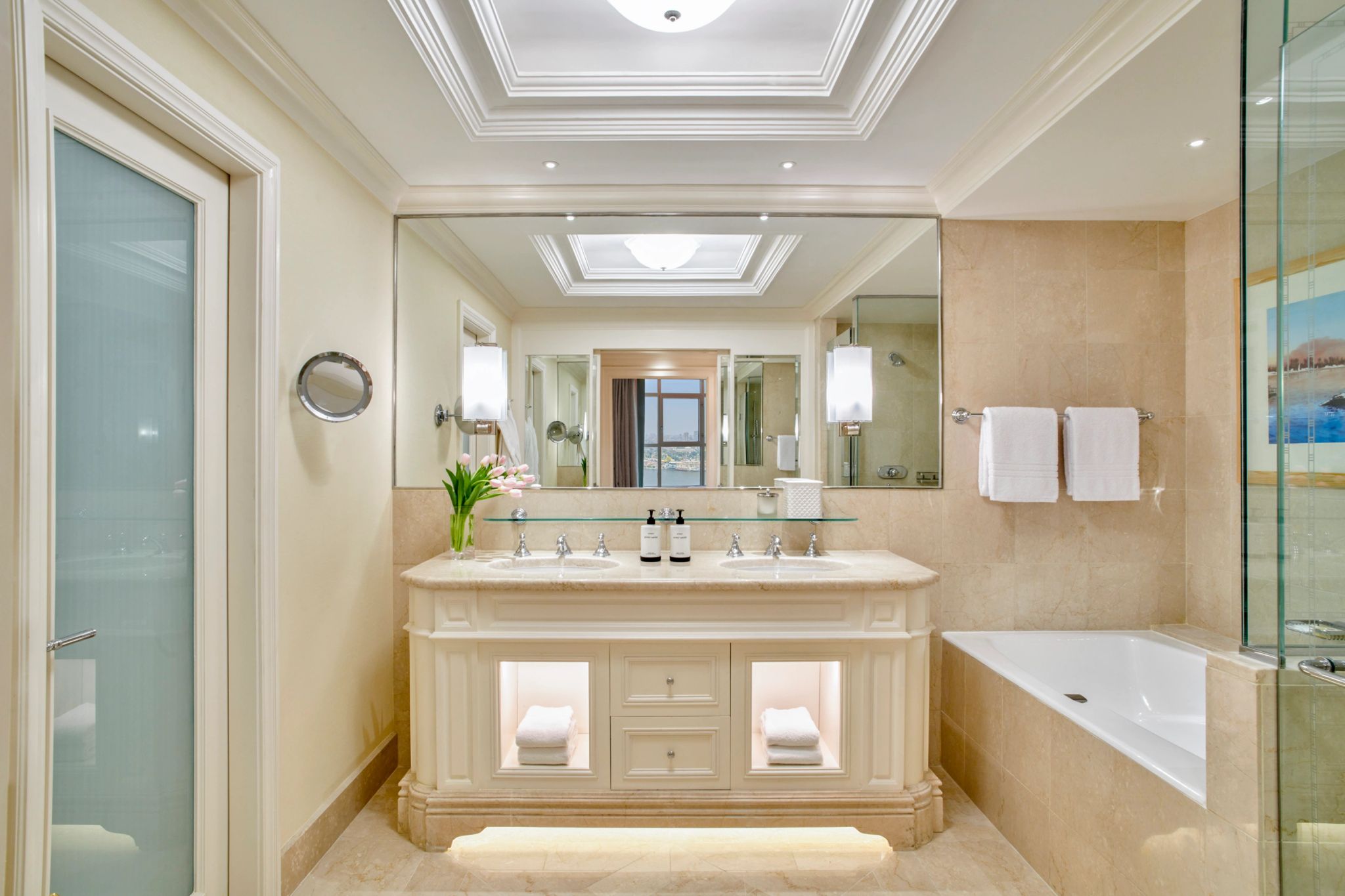 Premium Diplomatic Suite banheiro de hotel – pia dupla – banheira de imersao