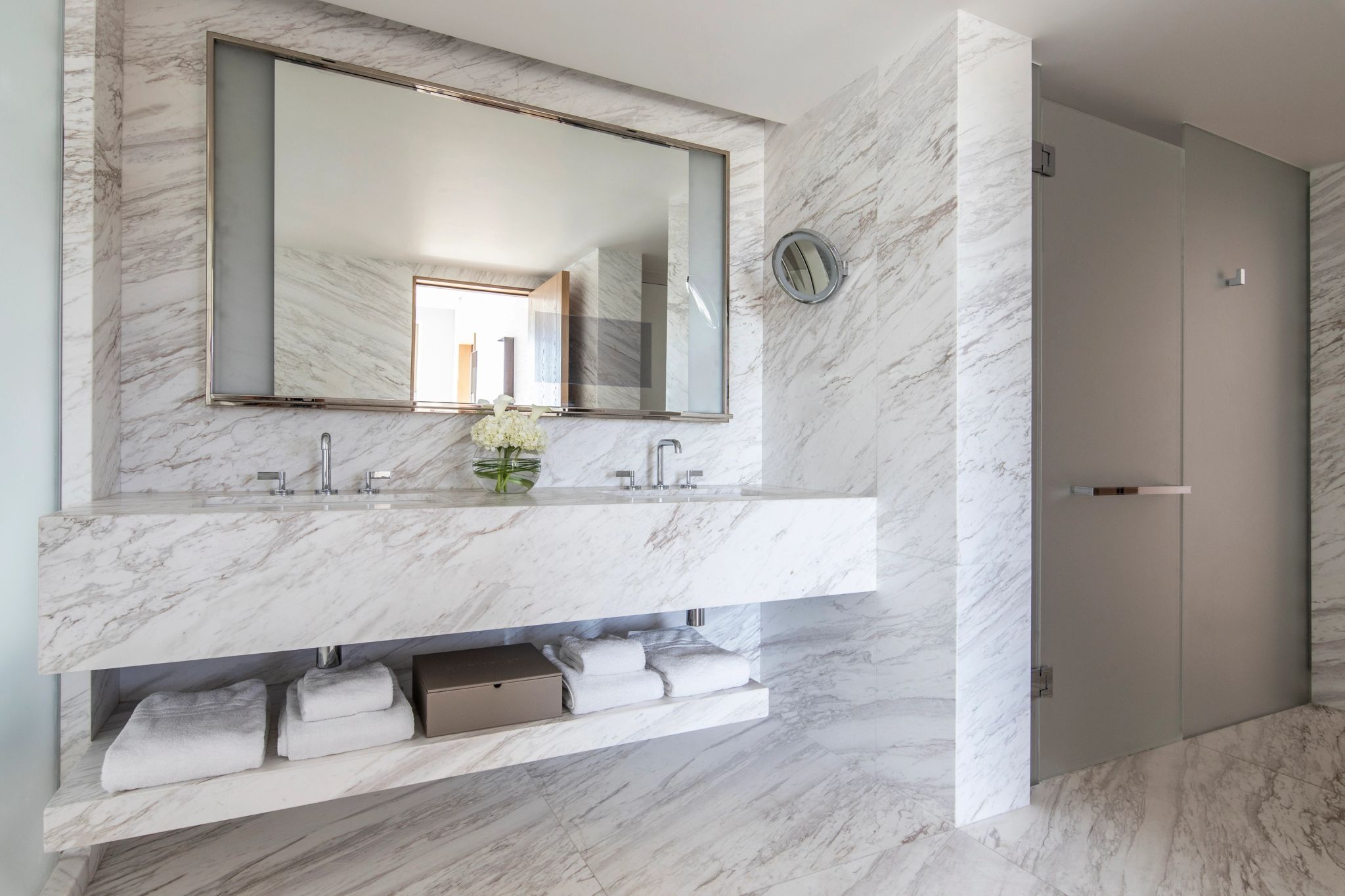 Arion Pine View Junior Suite banheiro em marmore - banheiro moderno - pia dupla