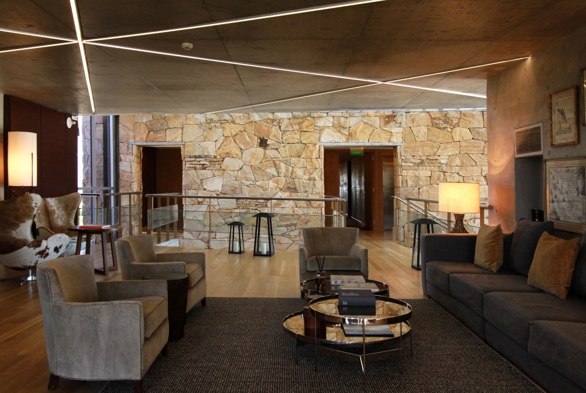 Sala de Estar sala com decoração sofisticada e aconchegante - estilo rústico-chique