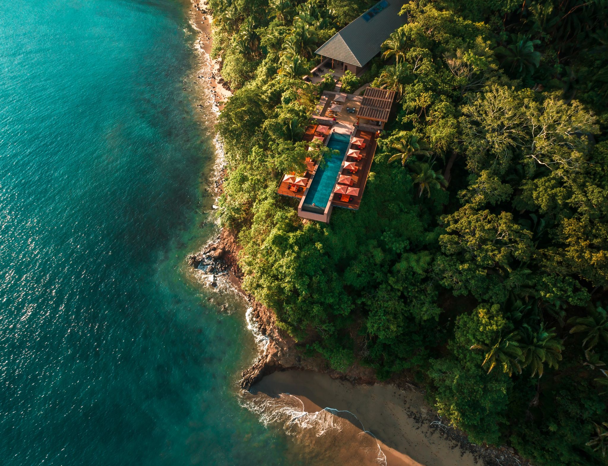 vista aerea - villa na montanha - villa independente - casa na arvore - praia paradisiaca