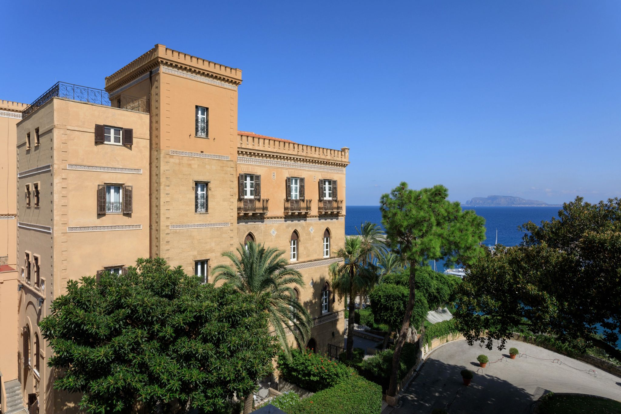 hotel beira mar -arquitetura classica – mar na sicilia - hotel frente mar - hotel historico