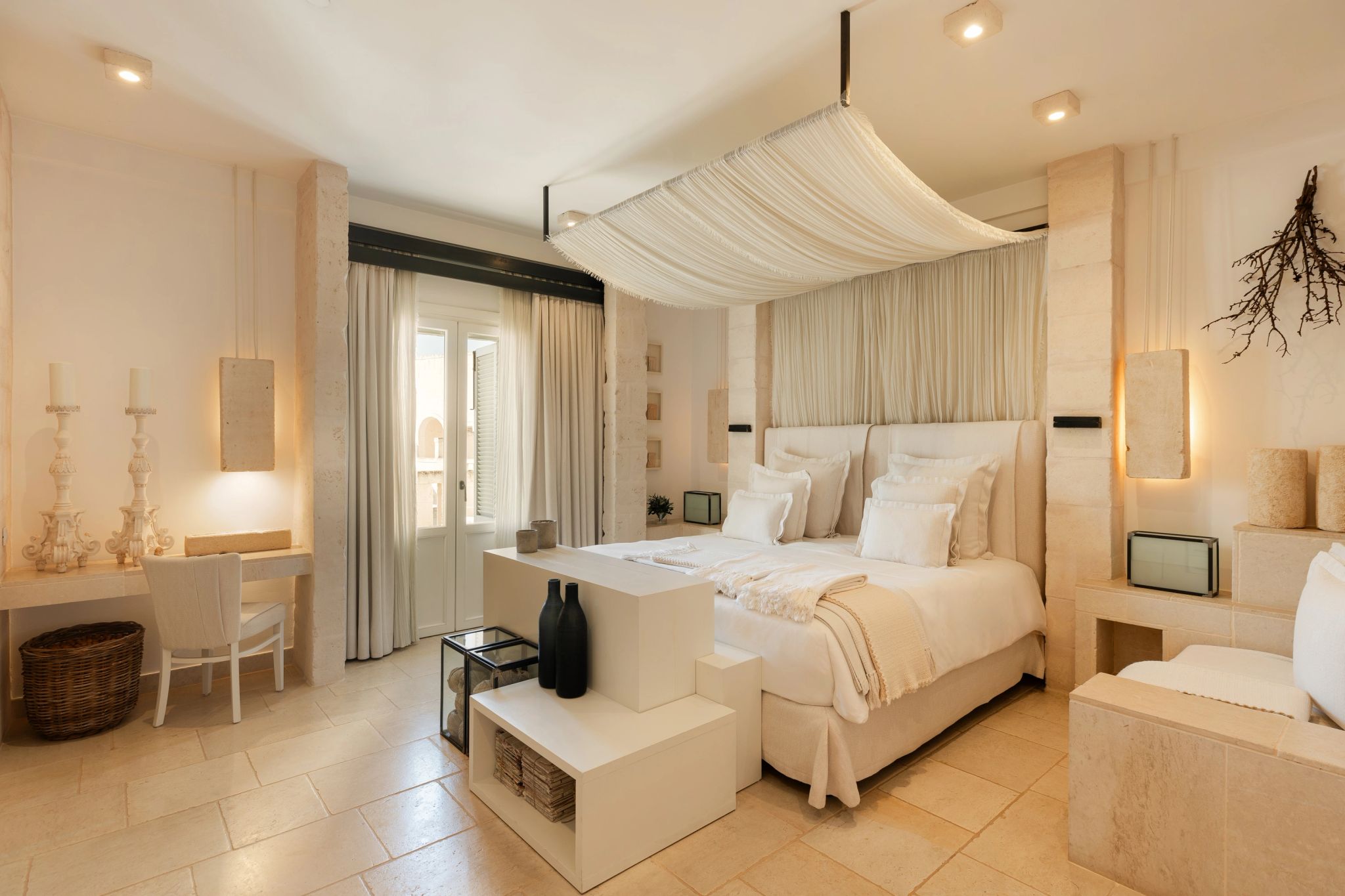 La Egnazia quarto casal – cama de hotel – mesa de trabalho