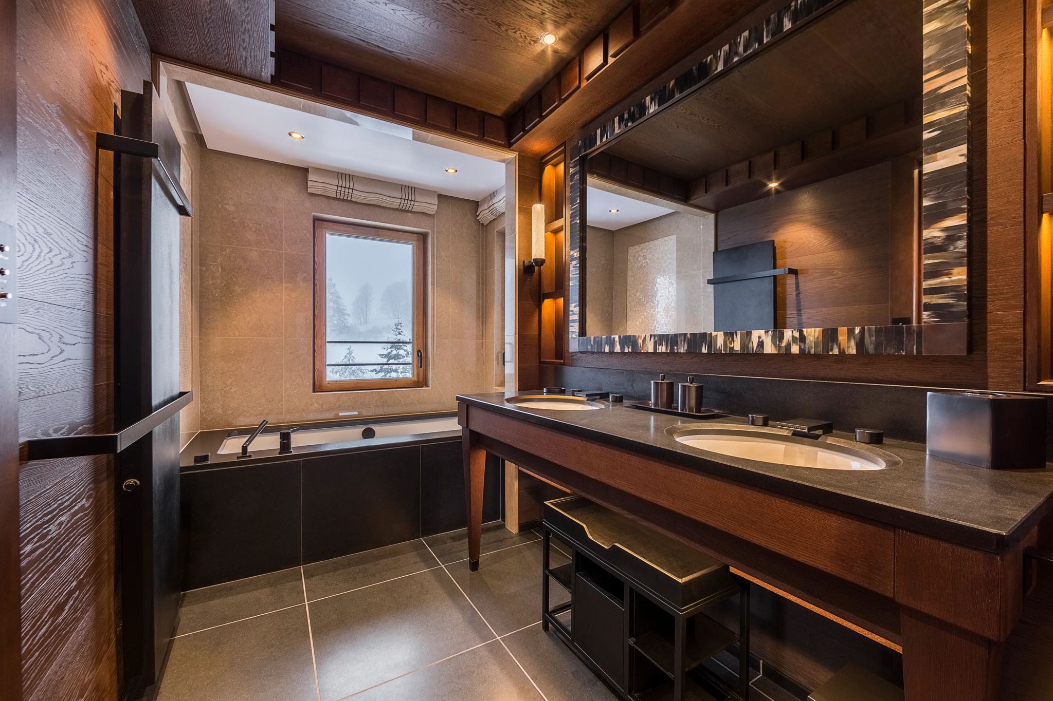 banheiro de luxo - quarto com banheira - banheira de imersao - banheiro amplo