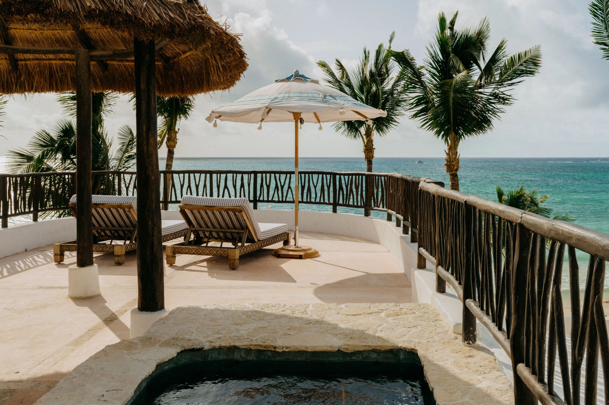 Villa Xuxú area externa da suite – terraço com piscina – piscina com vista