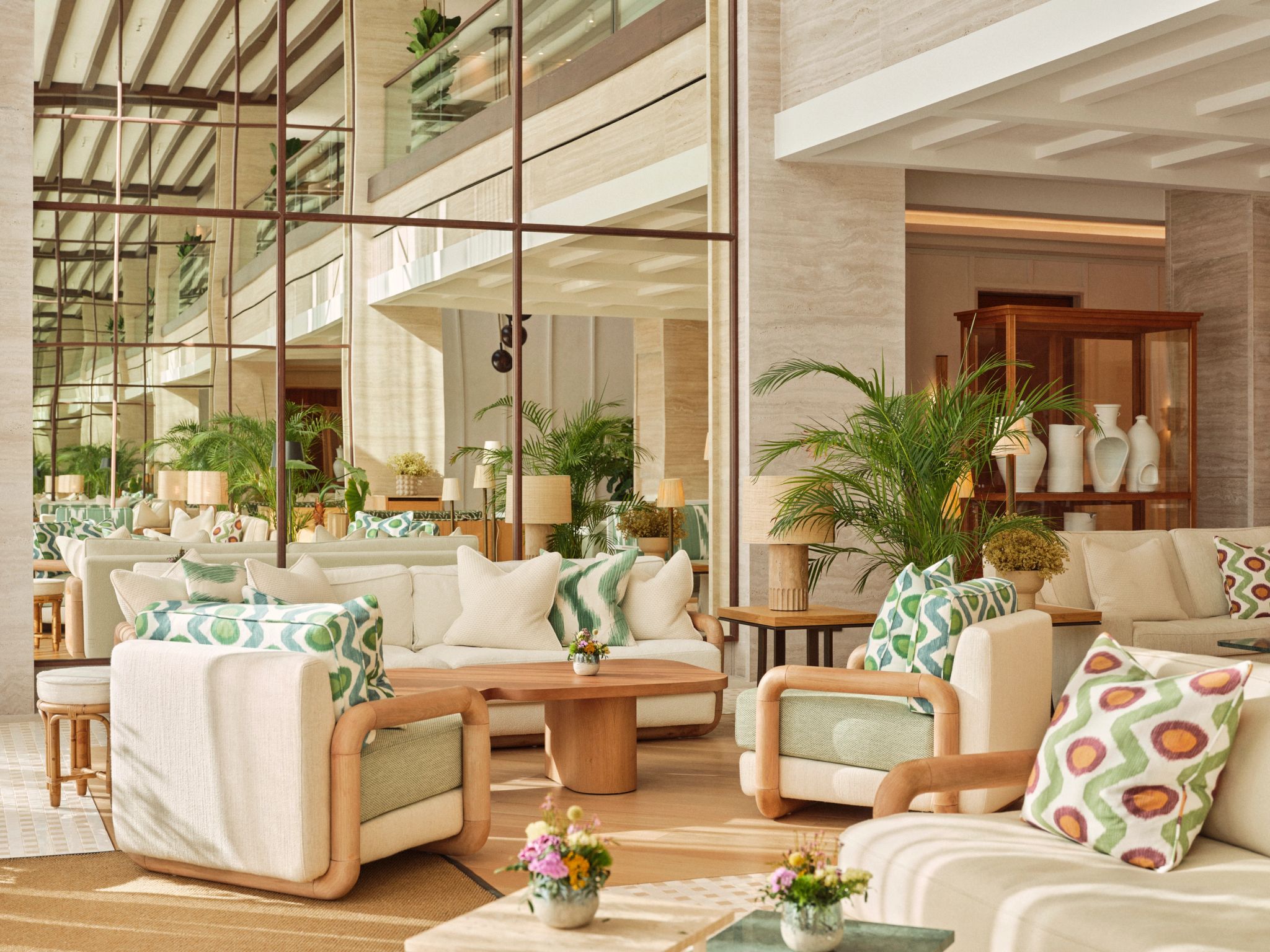 balcao de bar moderno - iluminacao suave - ambiente sofisticado hotel