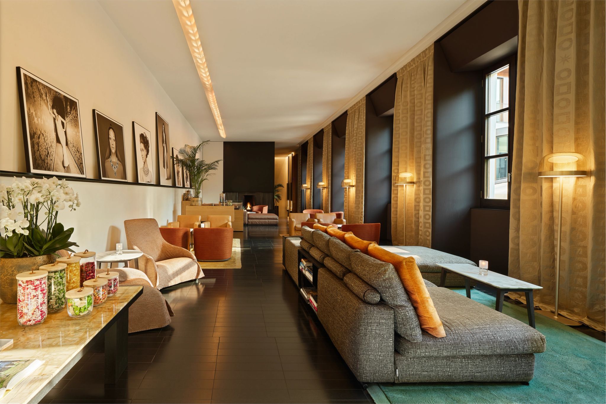 sala com lareira - obras de arte - lounge de luxo - areas comuns hotel - sala de estar