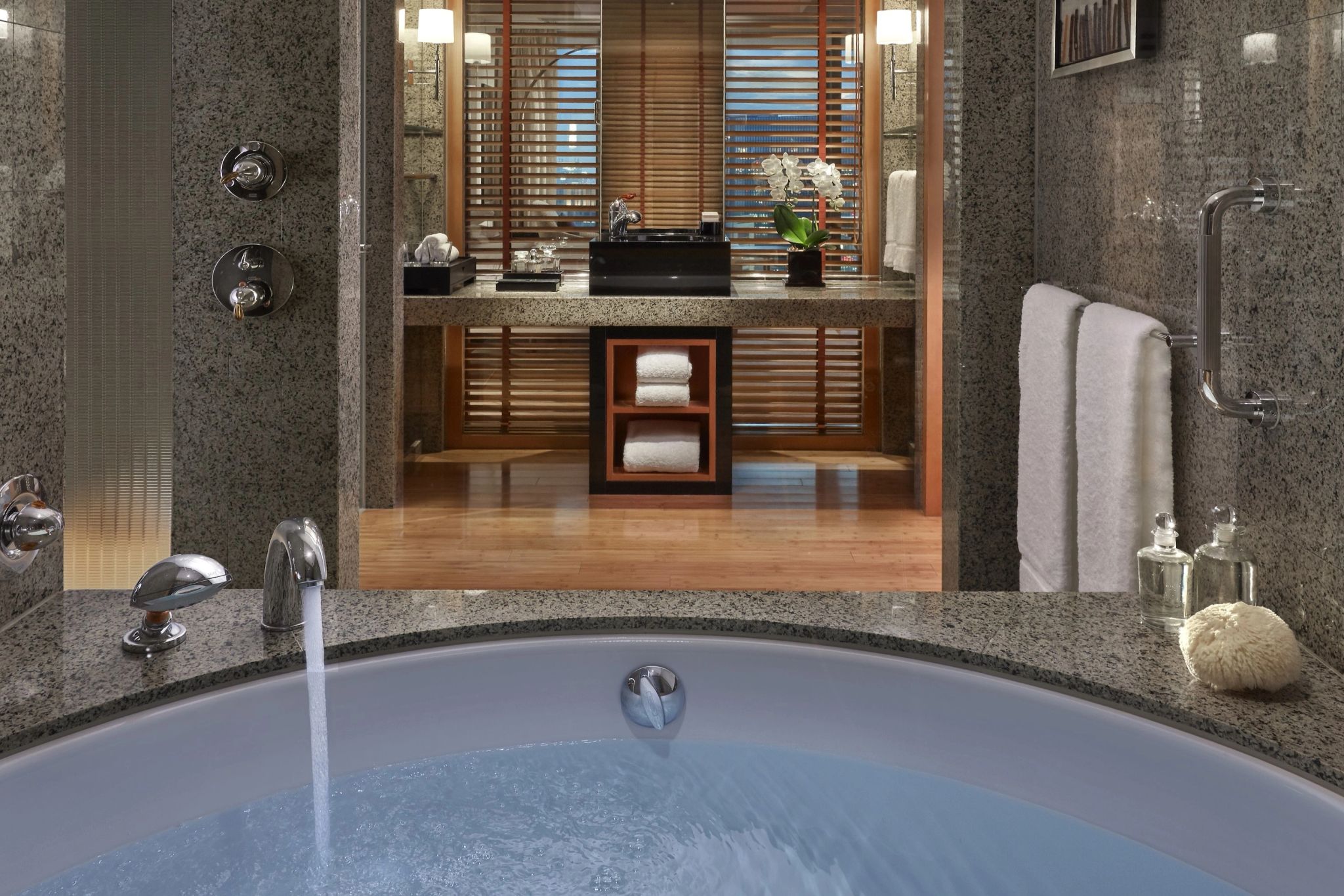 Deluxe King banho de banheira – banheira de imersao – banheiro de hotel