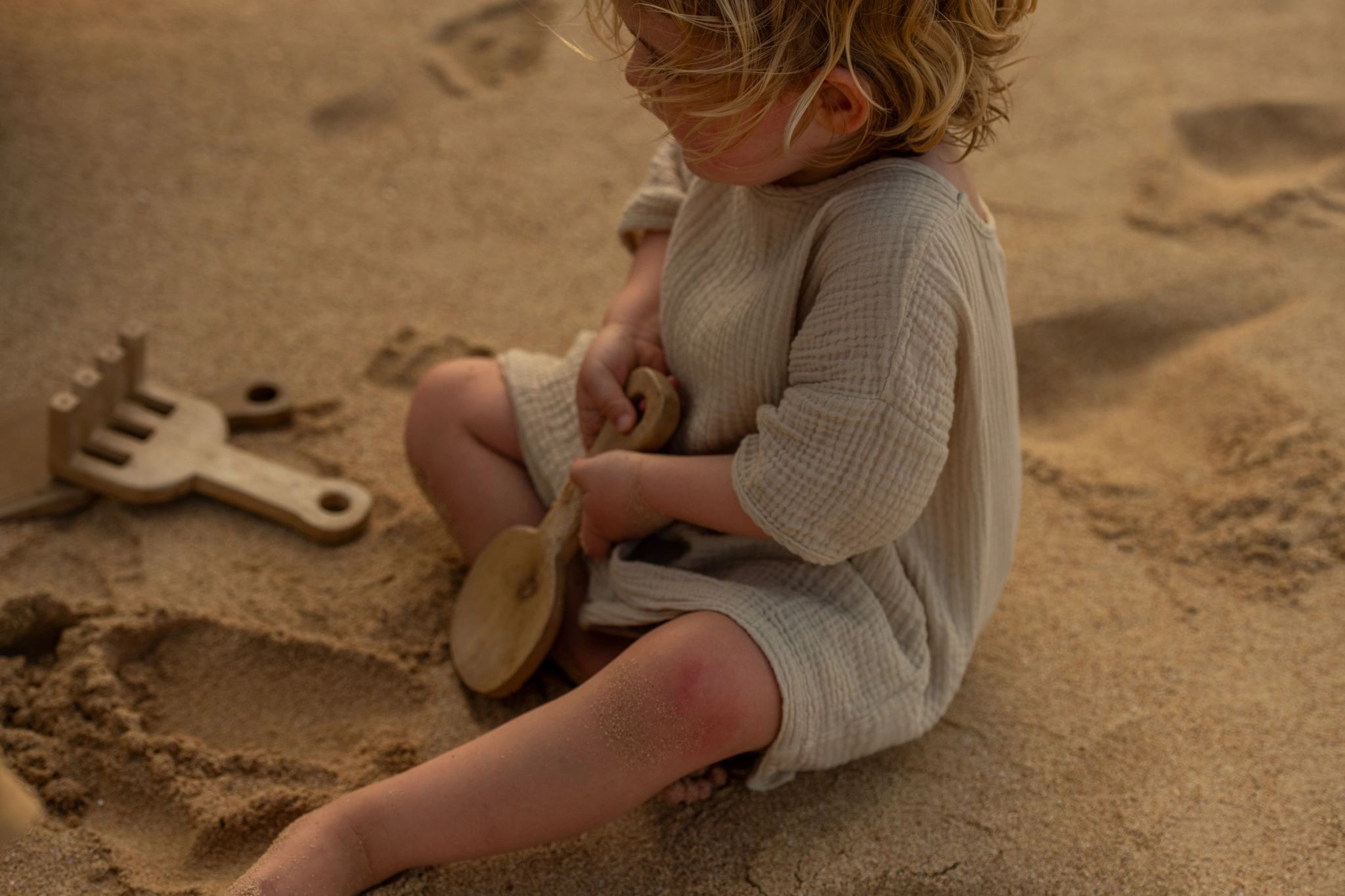 atividades para criança - brincadeira na praia - castelo de areia - viagem em familia