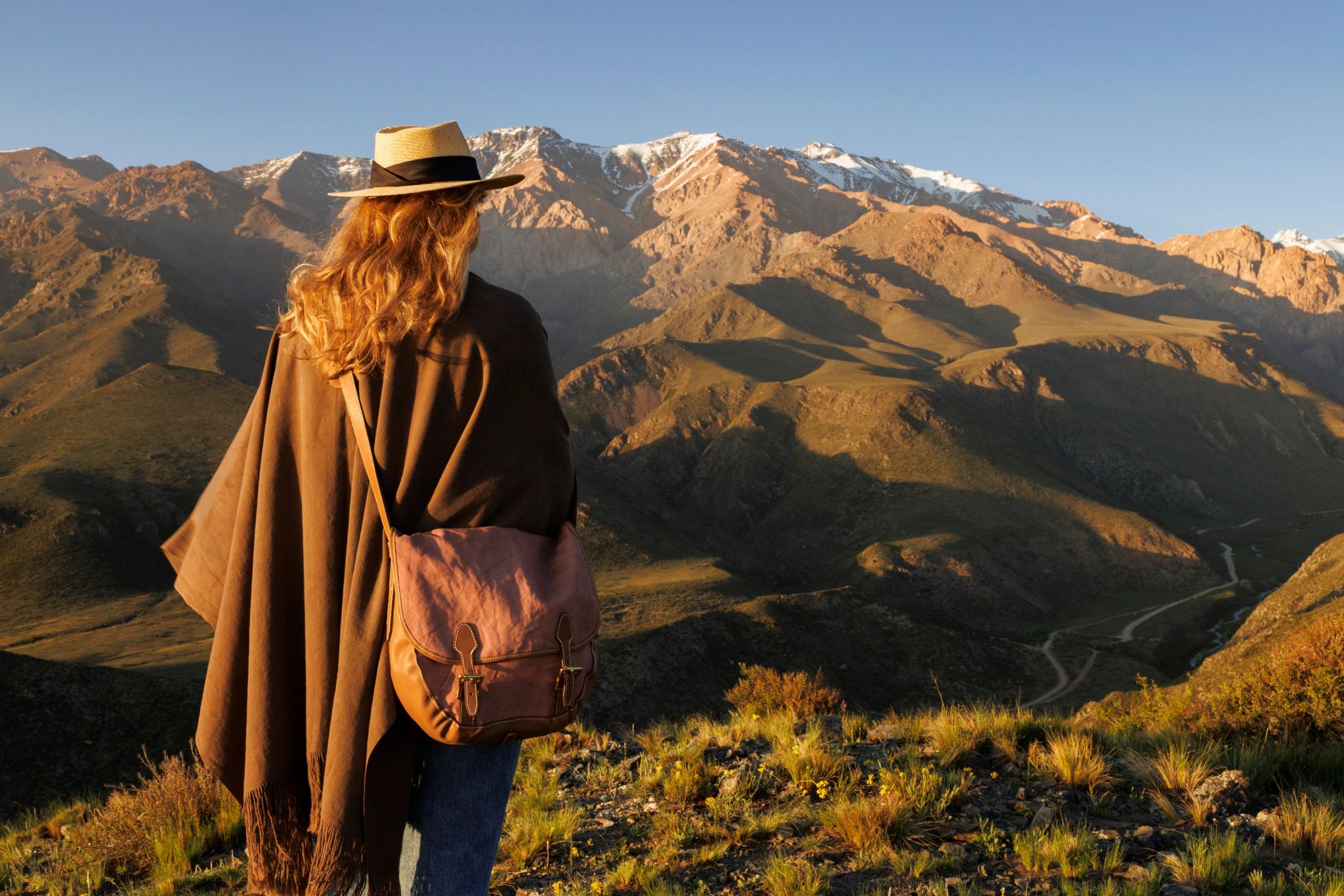 Trekking hóspede apreciando a paisagem montanhosa durante trilha exclusiva em mendoza