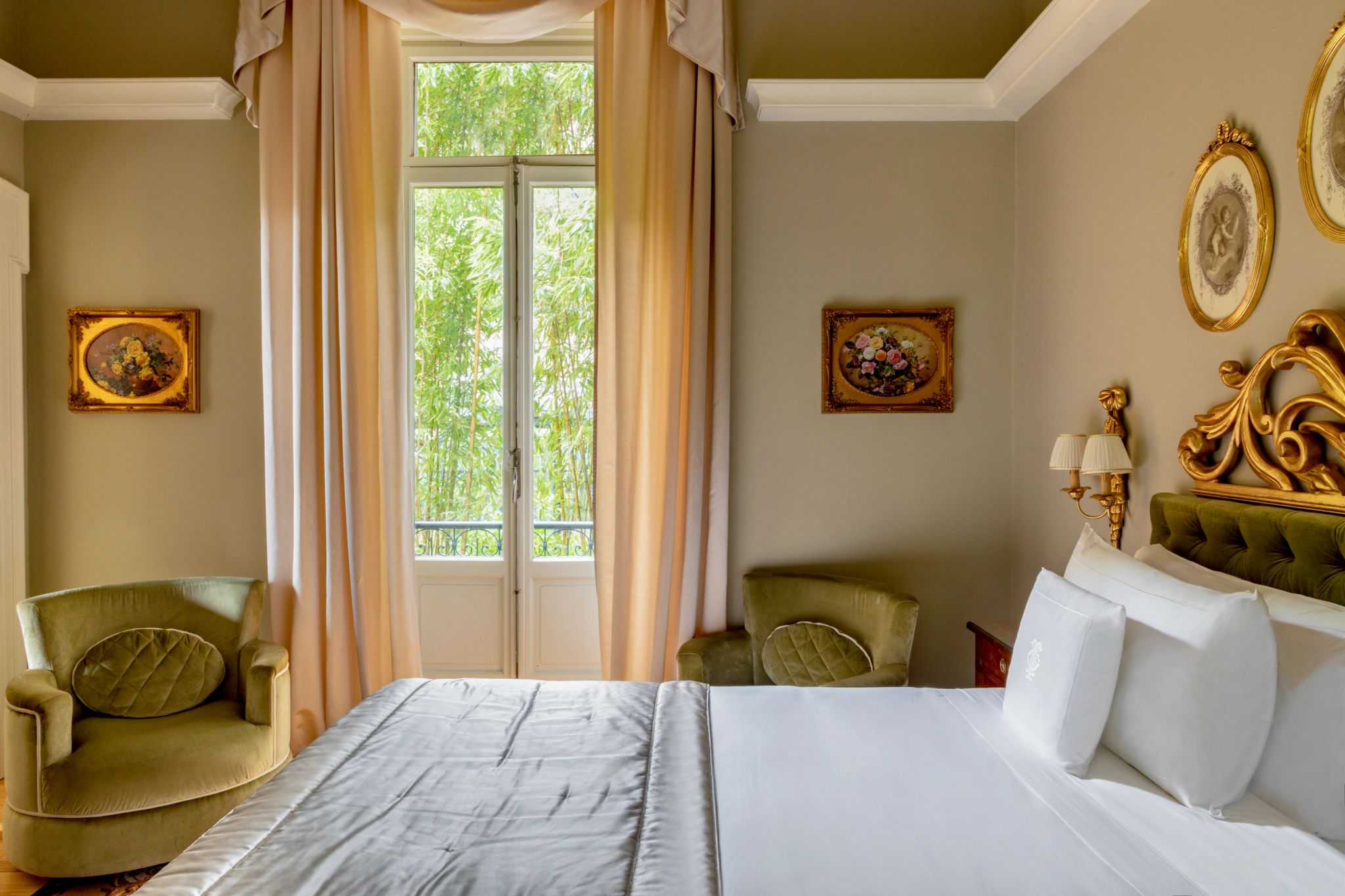 suite chique – cama de casal – vista jardim