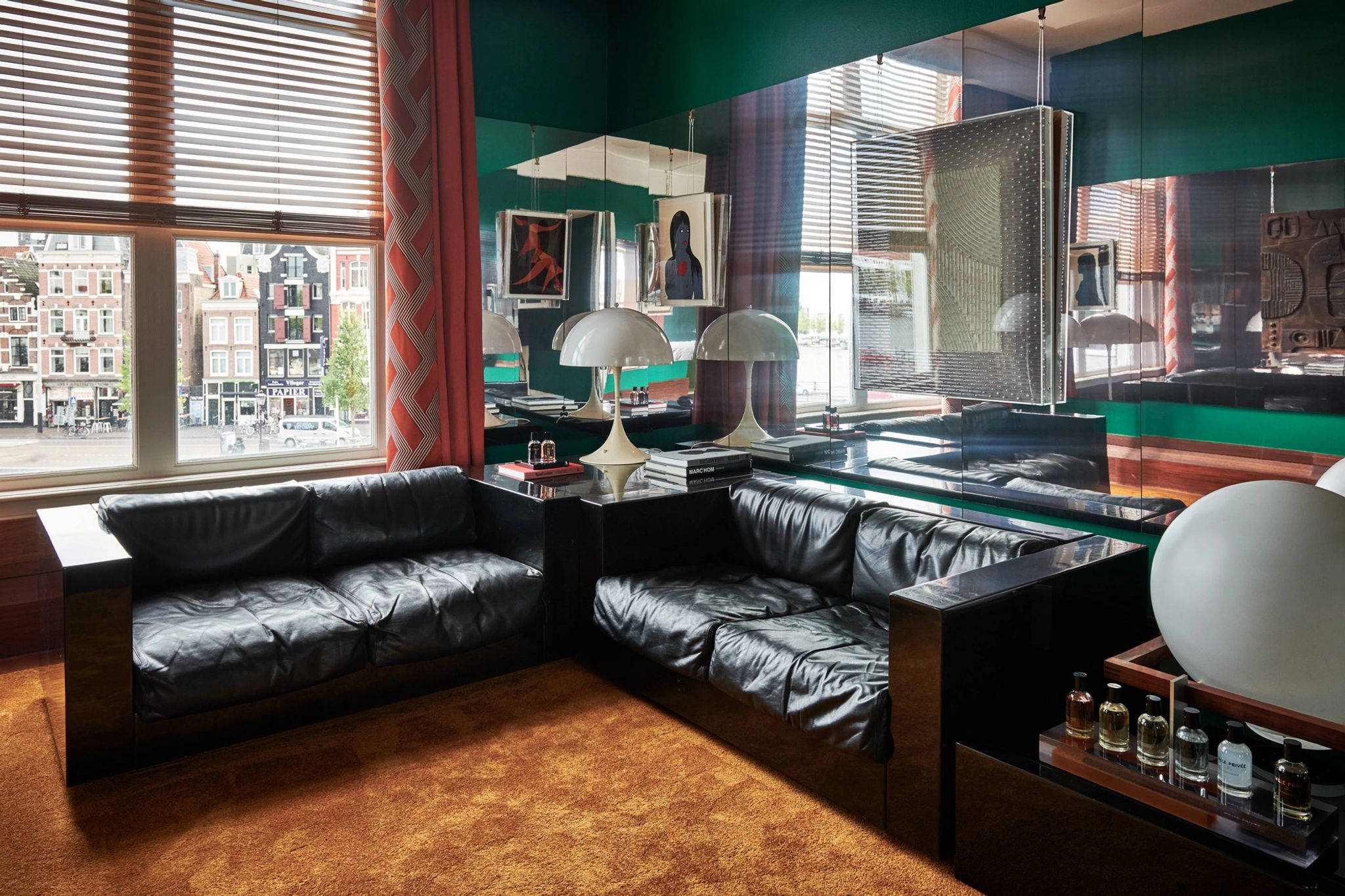 sala de estar - decoraçao antiga – sofas de couro – sala da suite