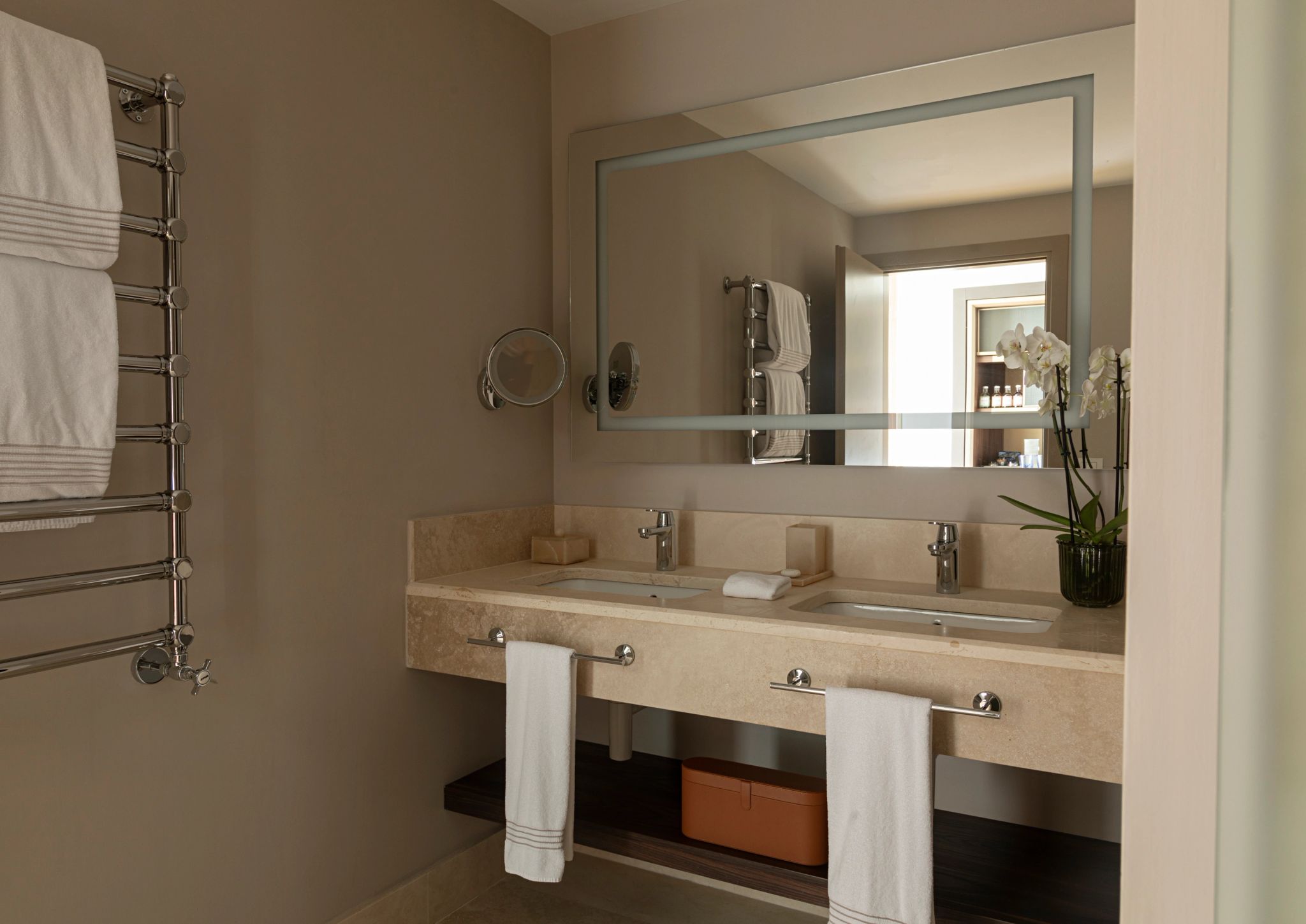 banheiro com pia dupla - pia dupla - banheiro em marmore - banheiro de luxo