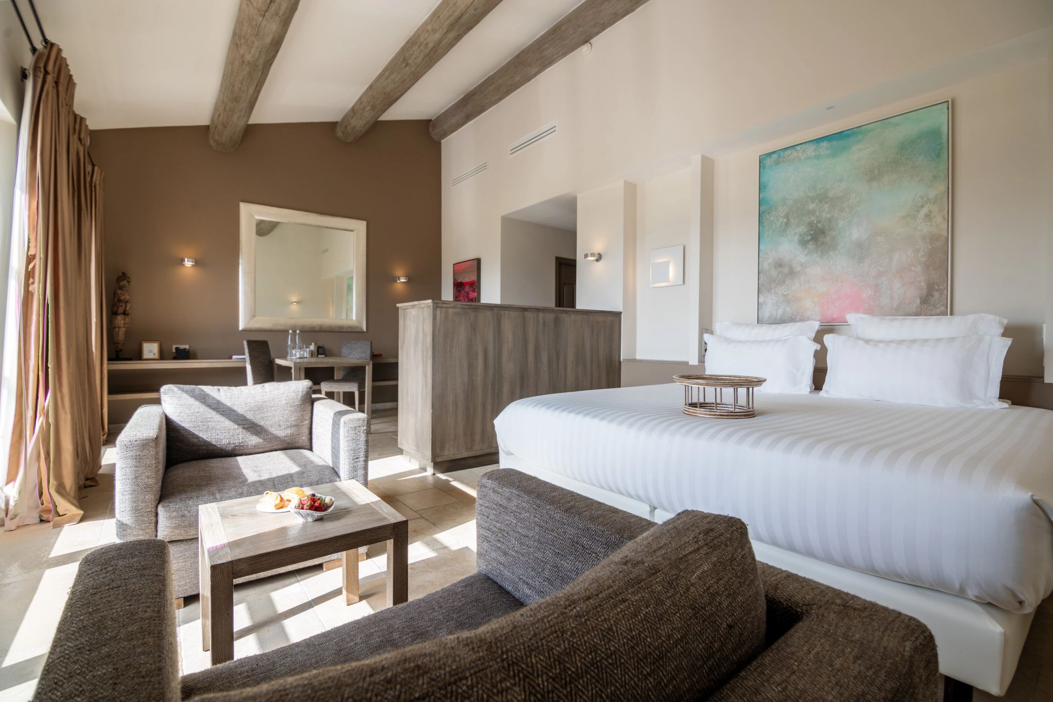 Junior Suite suite 5 estrelas – suite com sala – cama king - obras de arte - arte contemporanea