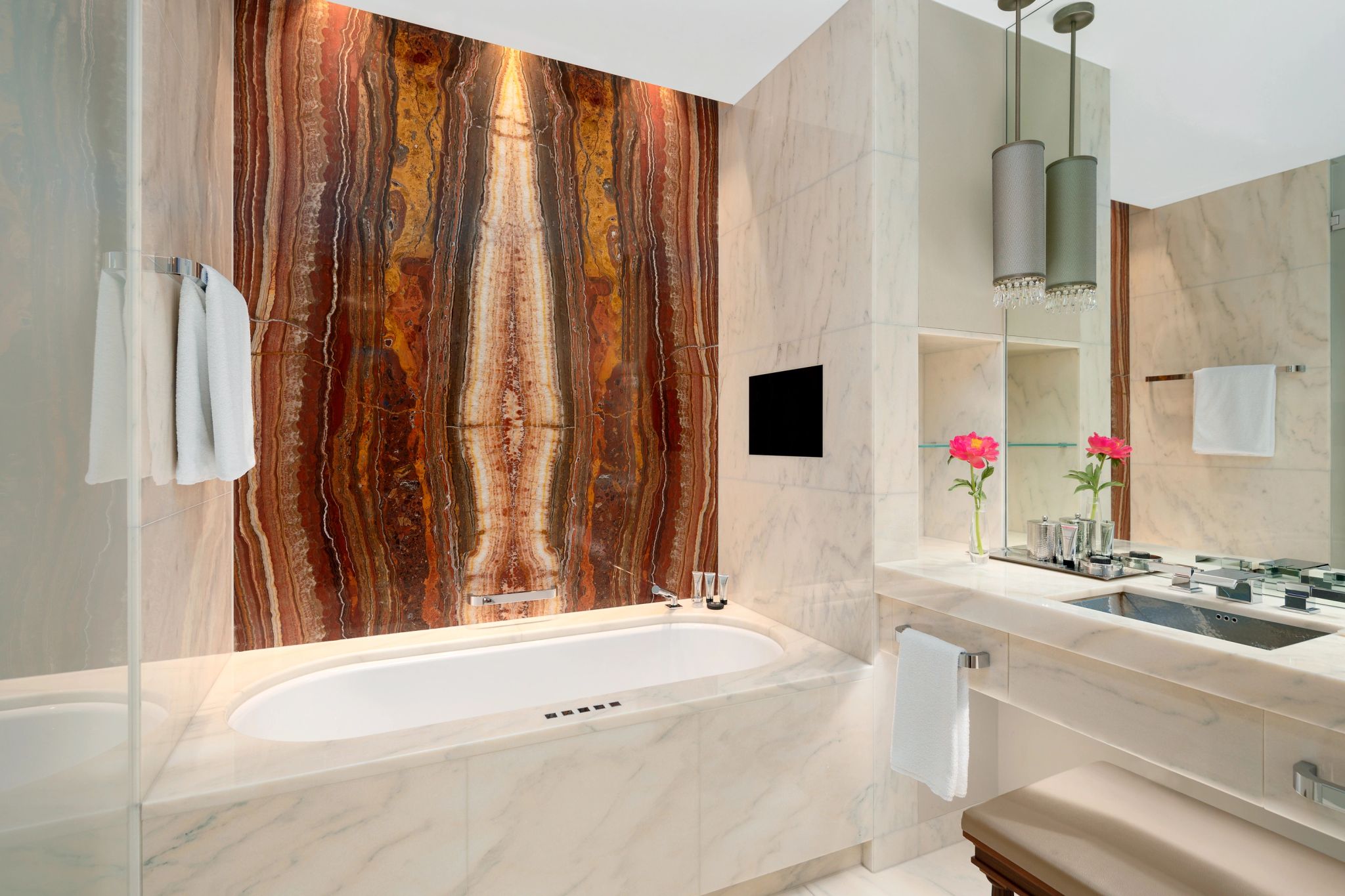 Two Twin Beds Deluxe banheira de imersao – banheiro de marmore – banheiro com banheira