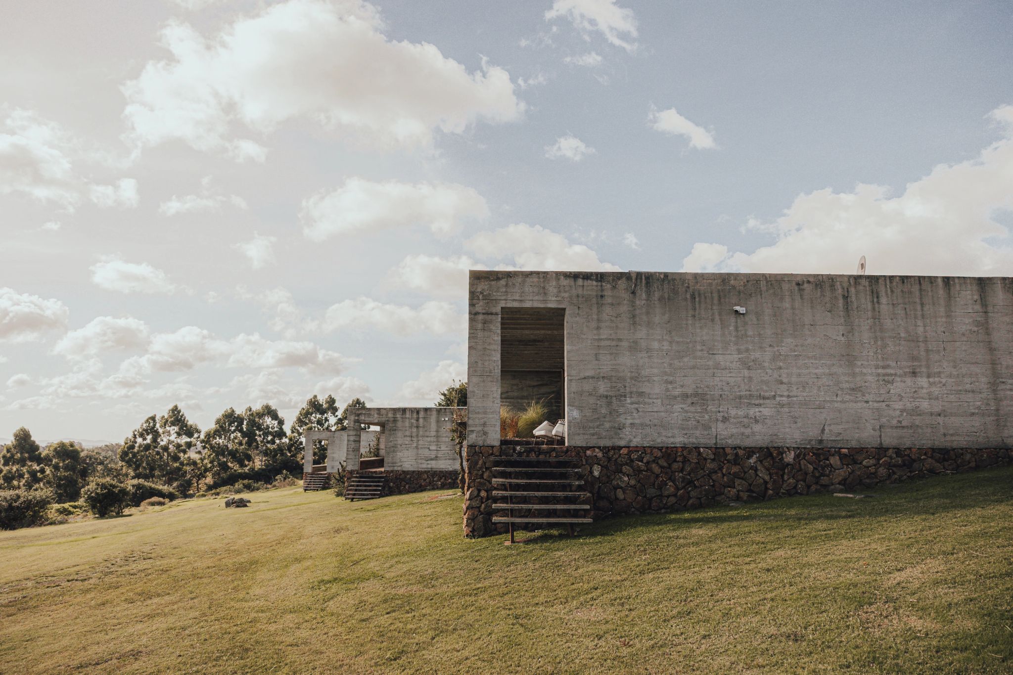 Área externa do hotel area externa hotel - jardim interno - design rustico