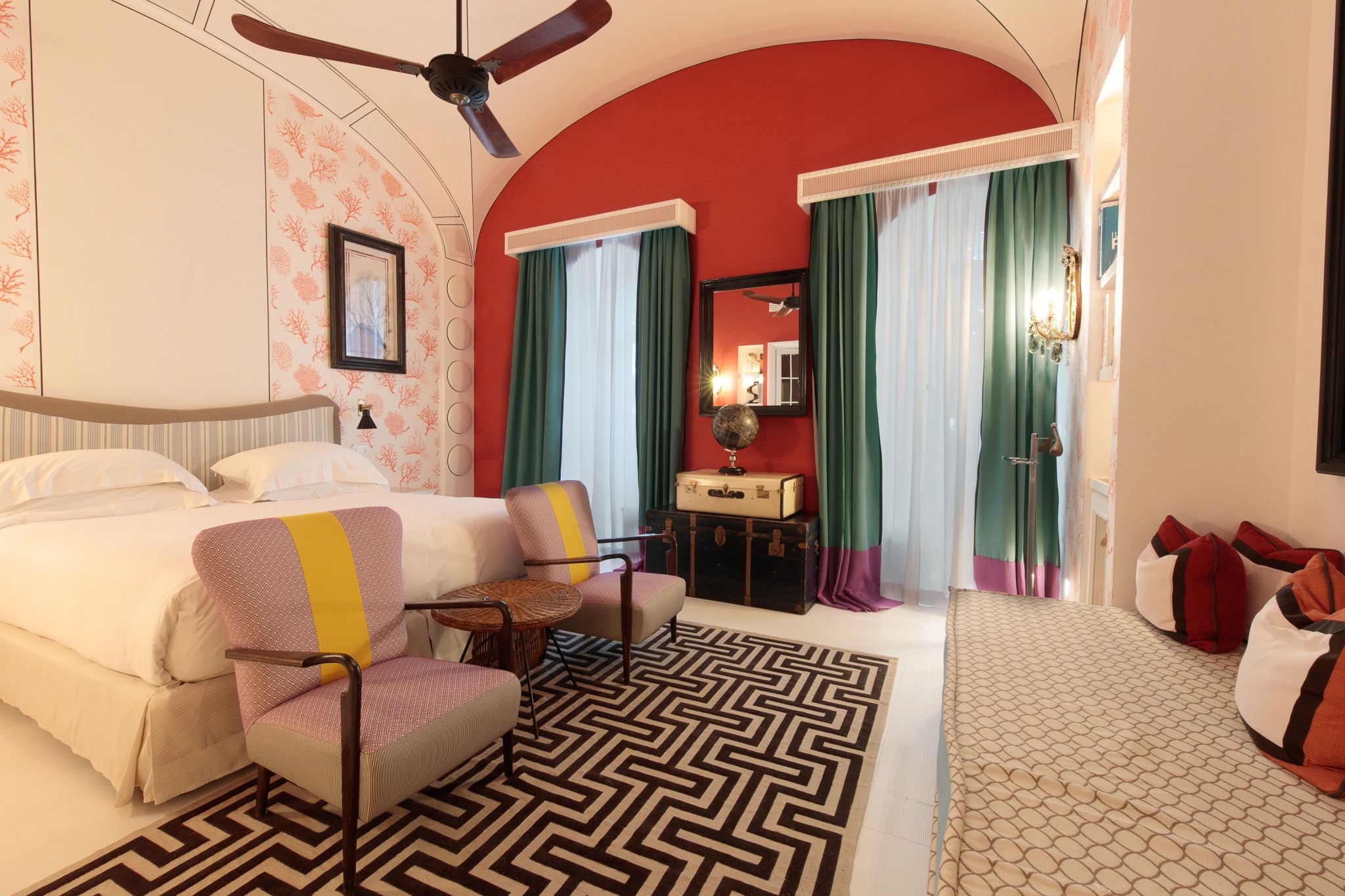 Junior Suite Internal Courtyard View cama de casal – janelas grandes – decoracao moderna