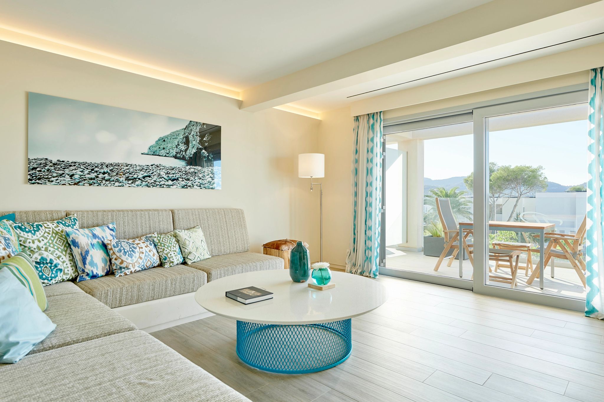 sala confortavel - moveis de alto padrão – suite com varanda 
