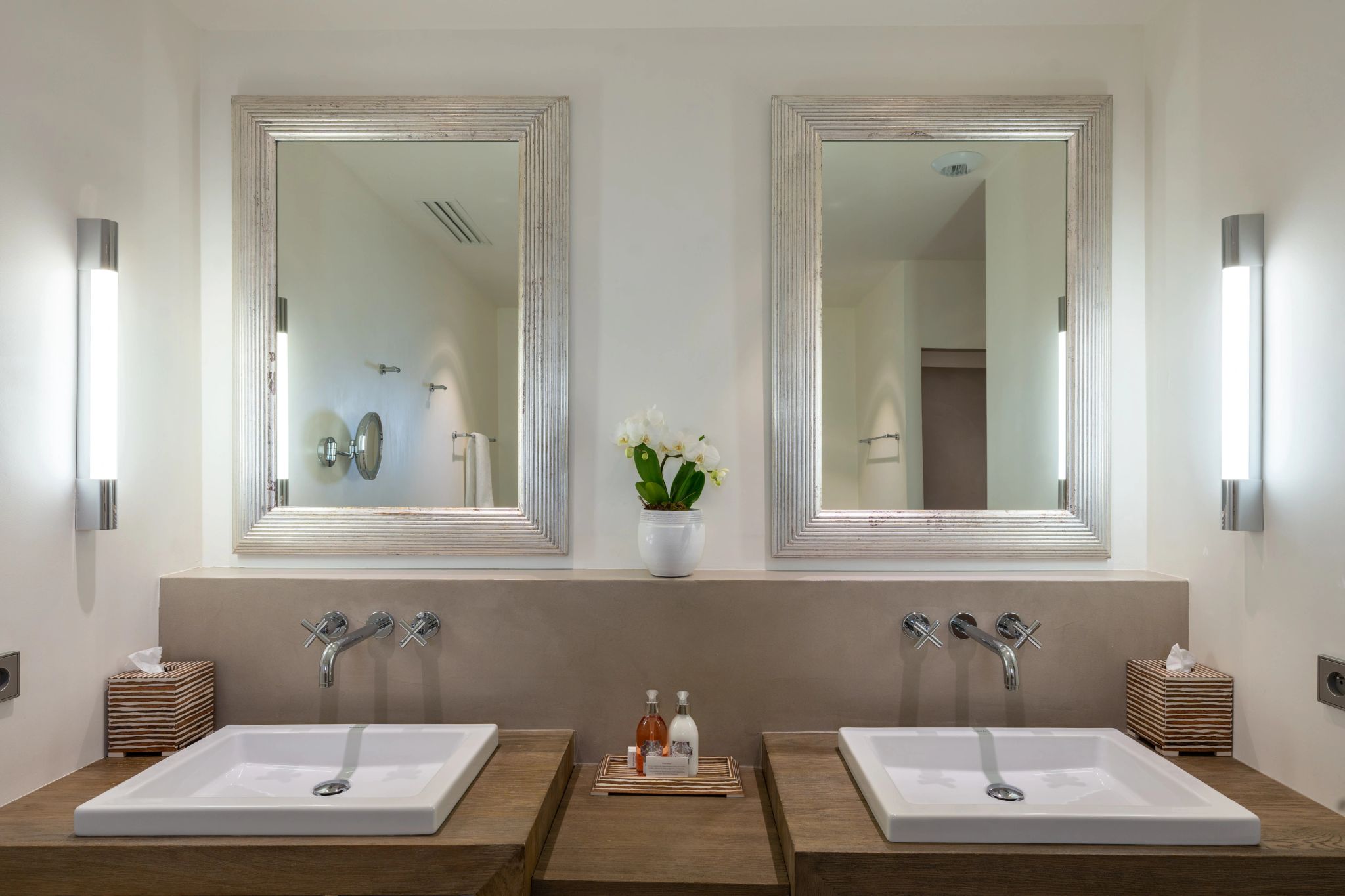 Junior Suite banheiro moderno - pia dupla - banheiro casal - banheiro com pia dupla