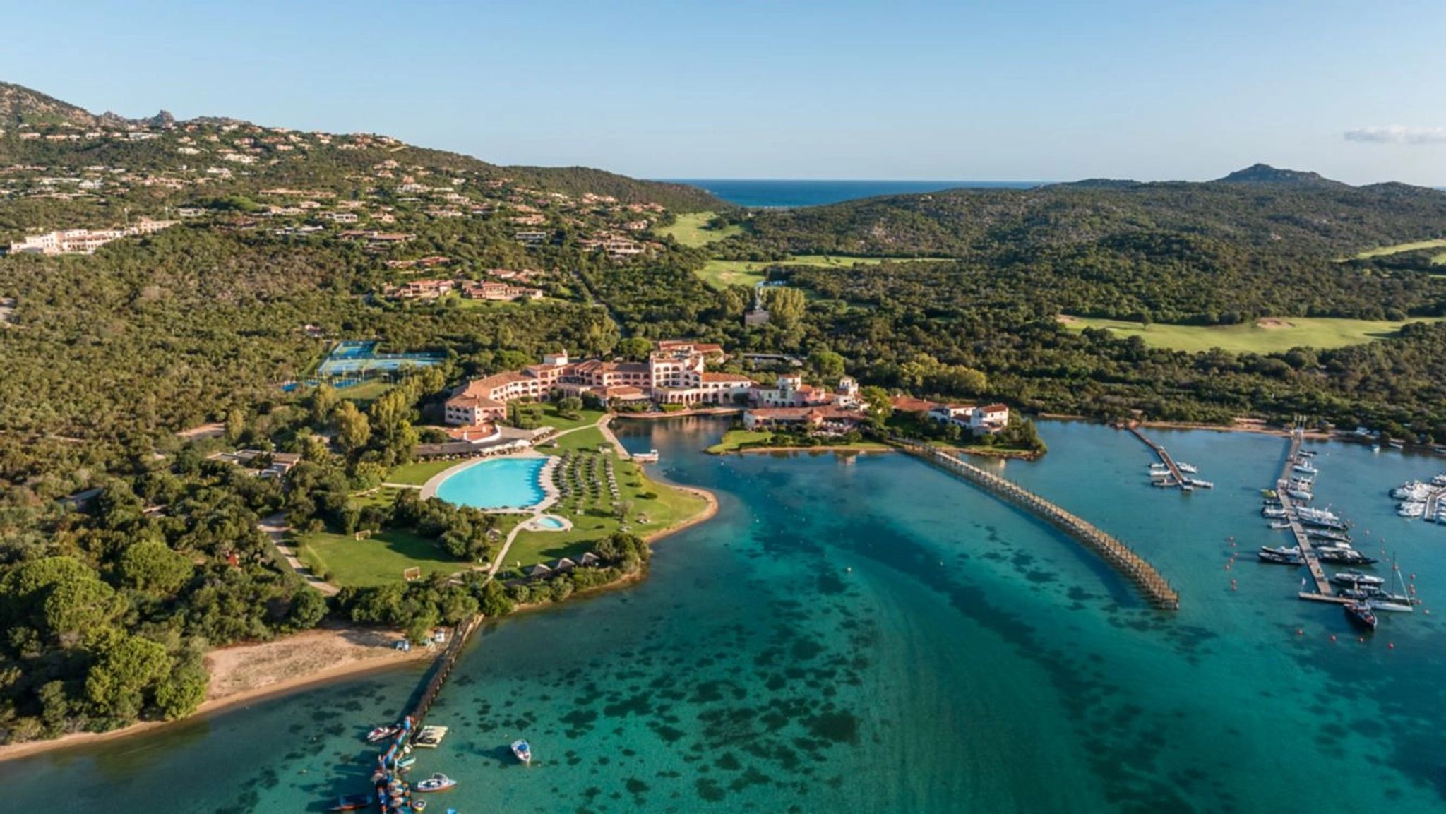 Vista aérea do hotel hotel com piscina - piscina externa - hotel frente mar