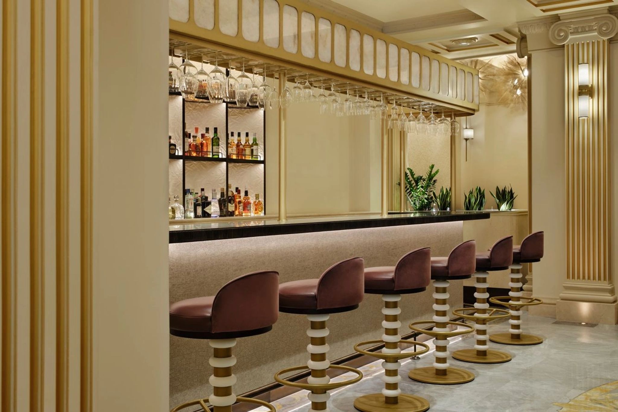 bar moderno - balcao de bar - bebidas premium - bar de hotel