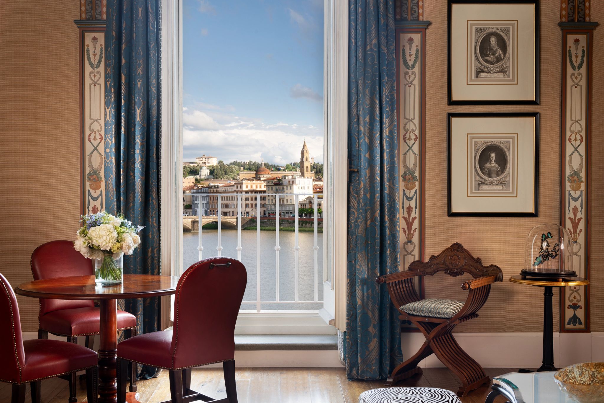 Royal Suite  suite ampla - mesa de jantar - vista panoramica