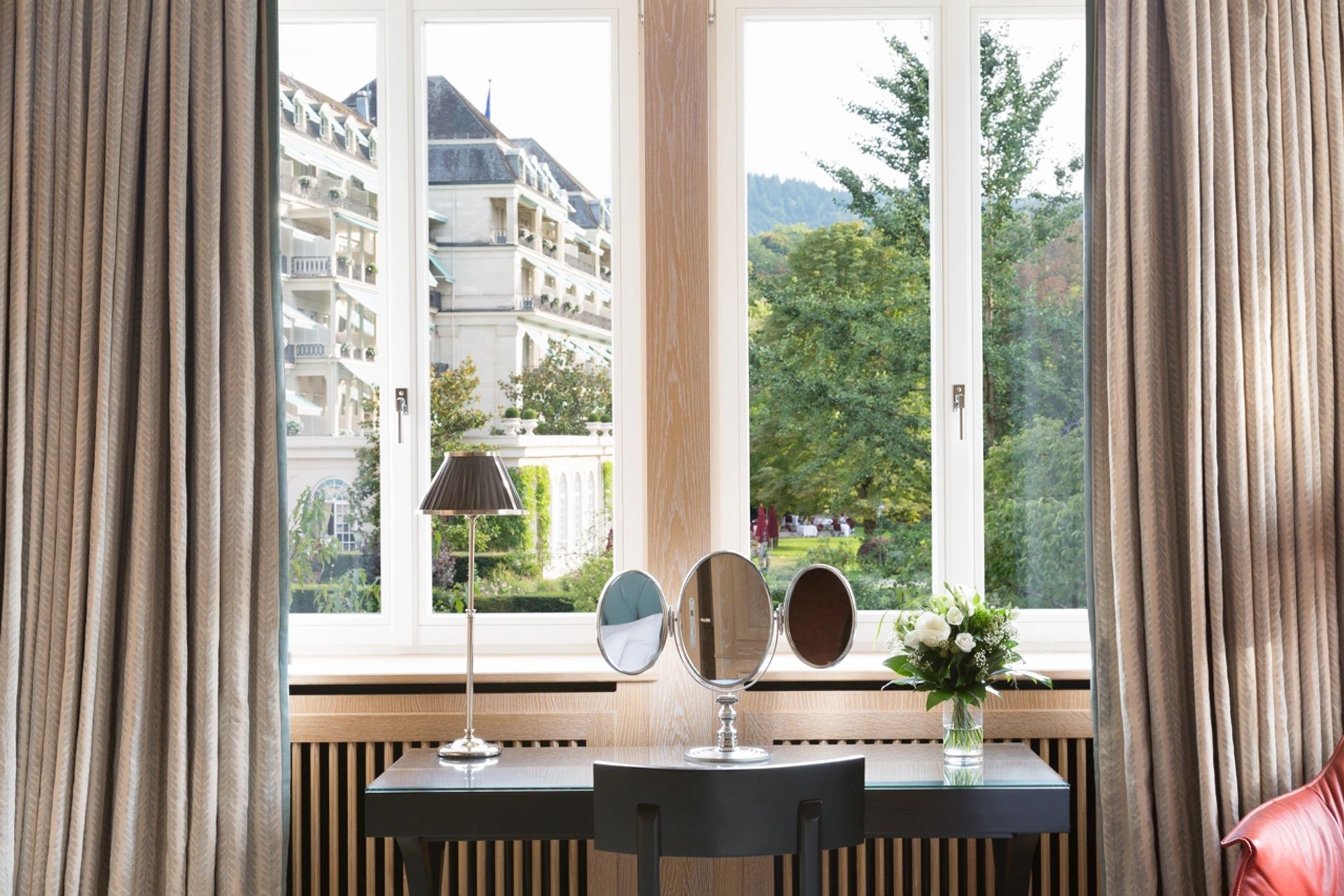 Stéphanie Spa Suite vista parque janela - escrivaninha quarto - iluminação natural