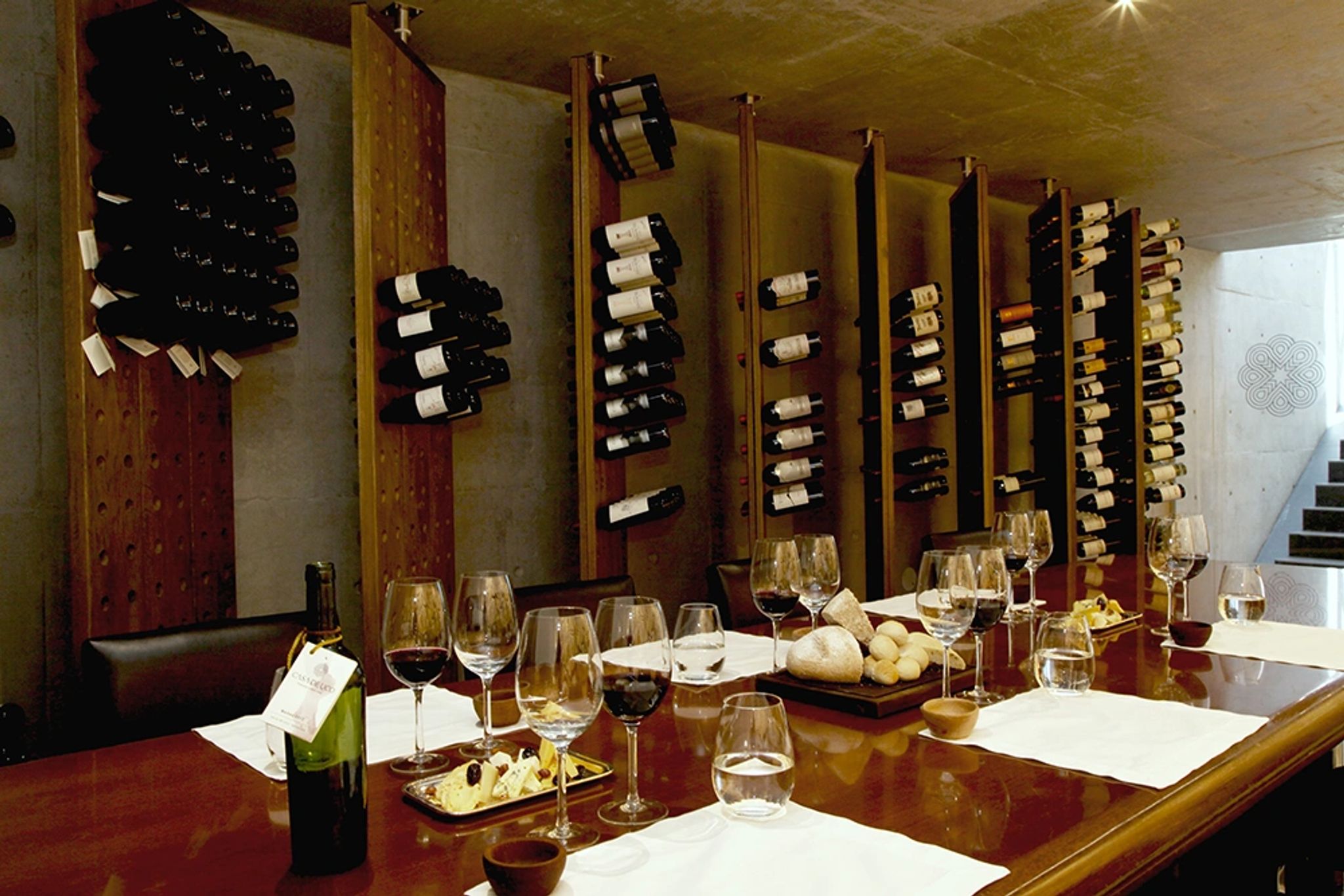 Vinhos no Hotel espaço gourmet para degustação de rótulos premiados na vinícola