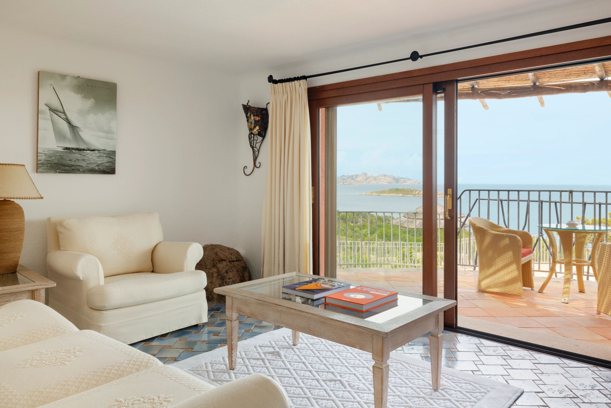 Roccia Pool Suite sala de estar - sala vista mar - varanda mobiliada