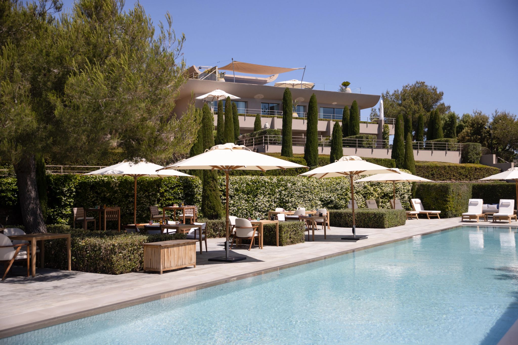 Piscina do hotel  piscina de luxo – piscina ao ar livre – piscina externa