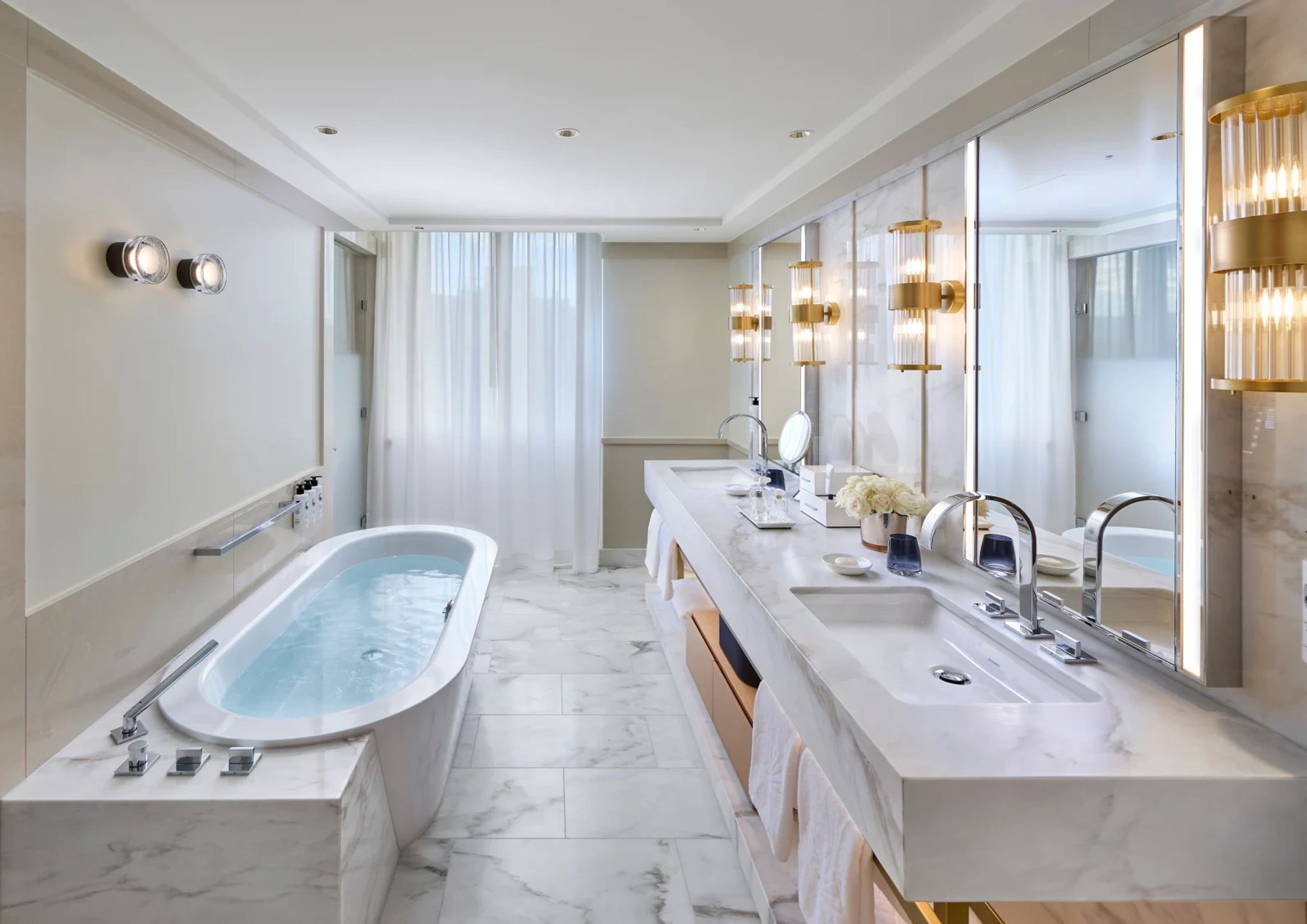 banheiro-marmore - banheira-imersao - lavabo-suite